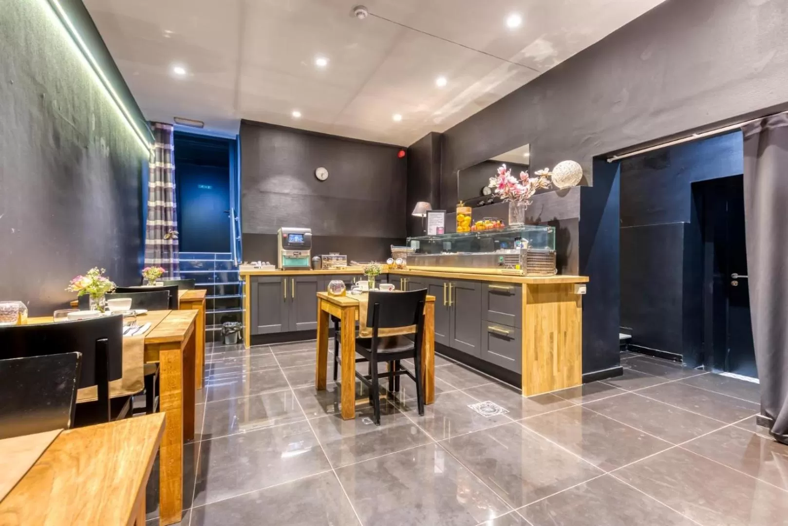 Buffet breakfast in Hôtel de la Gare