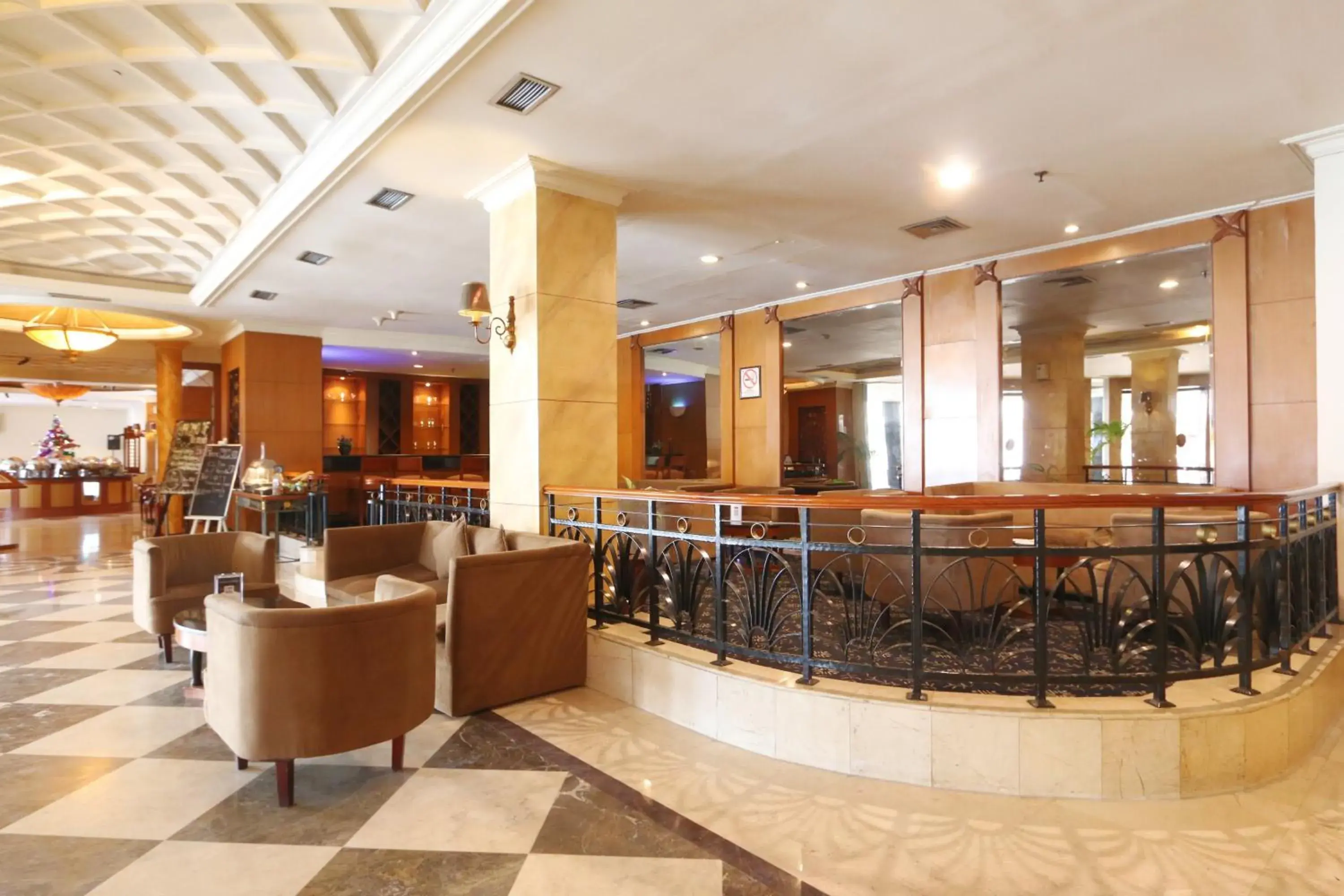 Restaurant/places to eat, Lounge/Bar in Hotel Kaisar