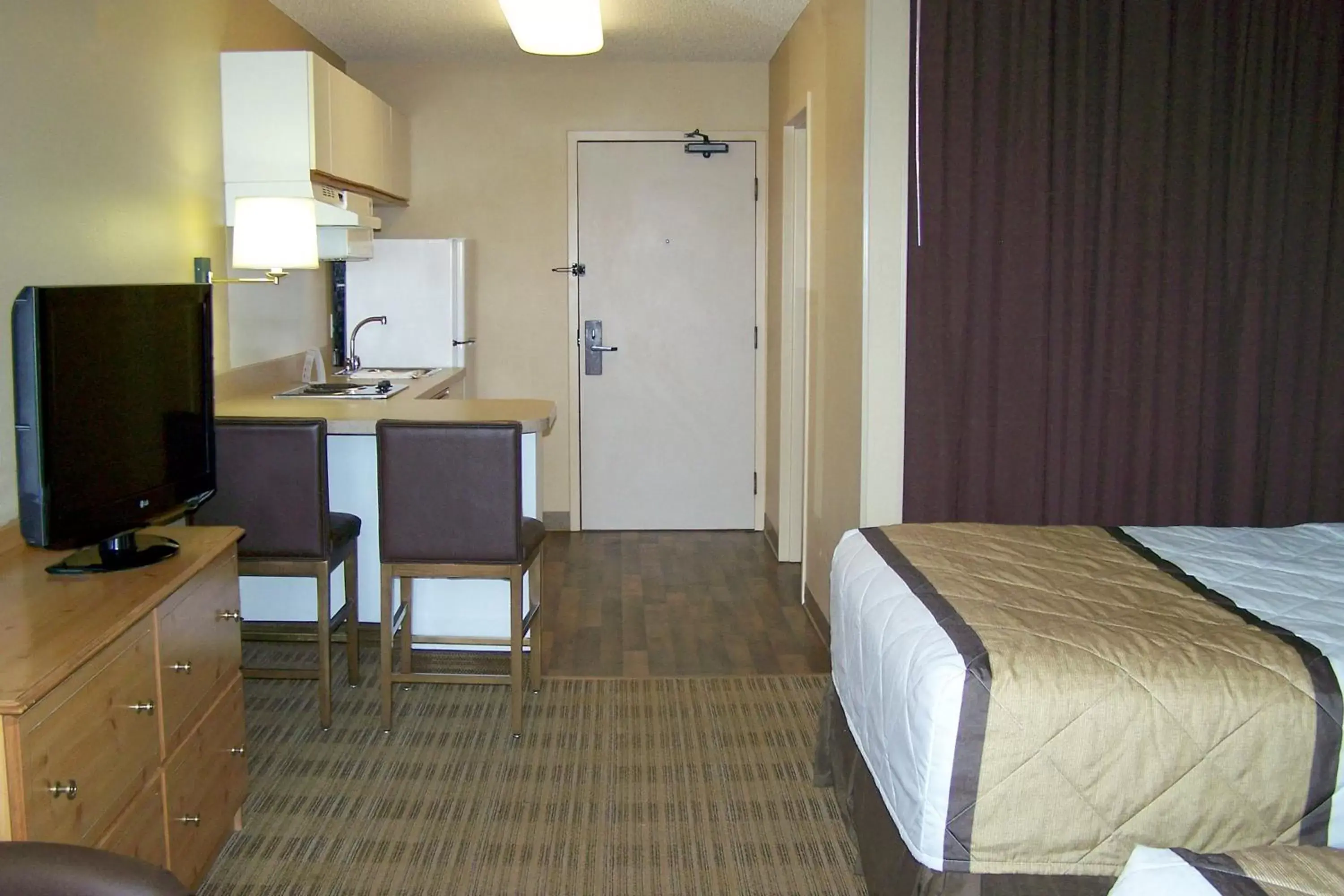 Kitchen or kitchenette, Bed in Extended Stay America Suites - Orange County - Cypress Kitchen or kitchenette, Bed in Extended Stay America Suites - Orange County - Cypress