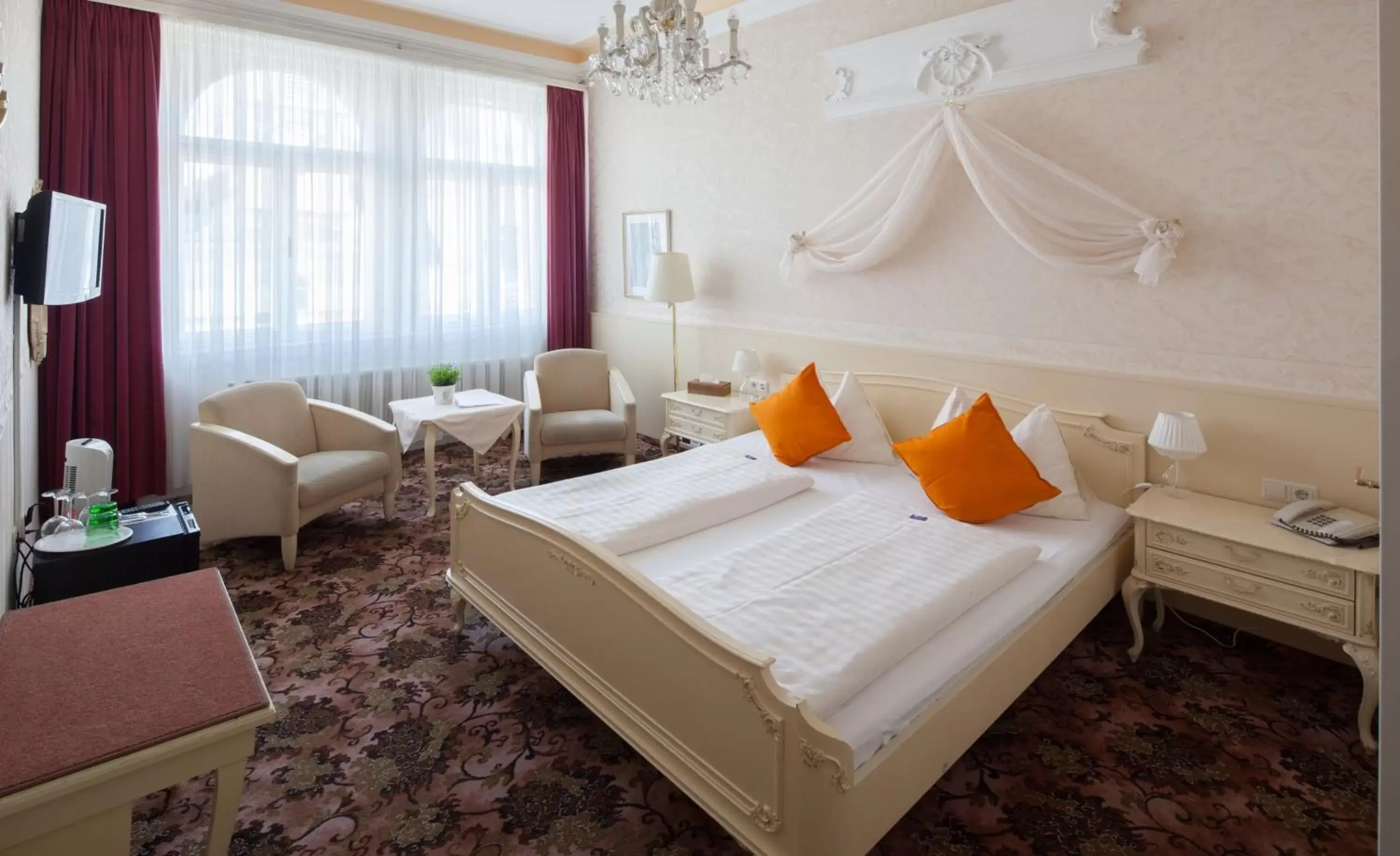 Photo of the whole room, Bed in Aviano Boutiquehotel