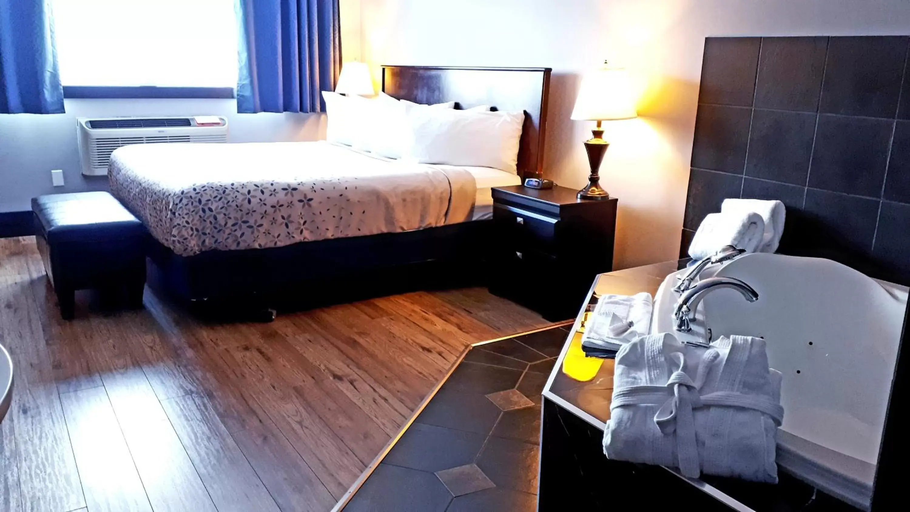 Bedroom, Bed in Causeway Bay Hotel