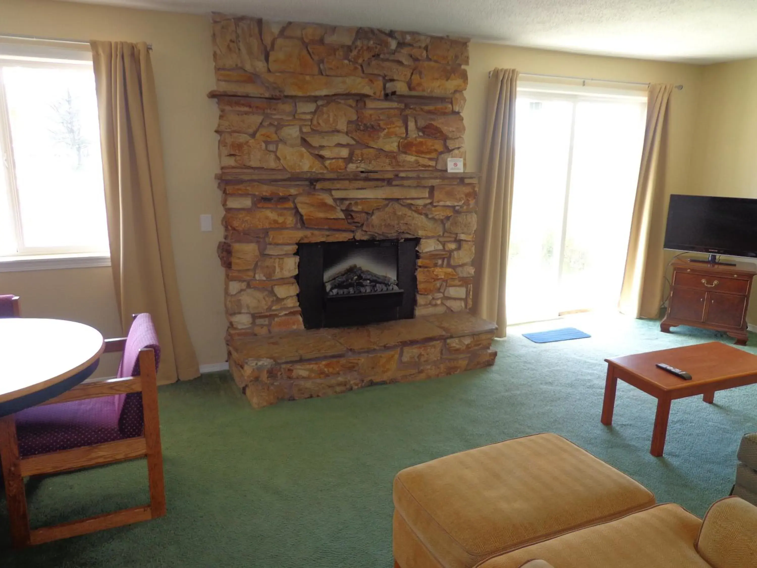 Living room, Seating Area in Ocean Shores Inn & Suites