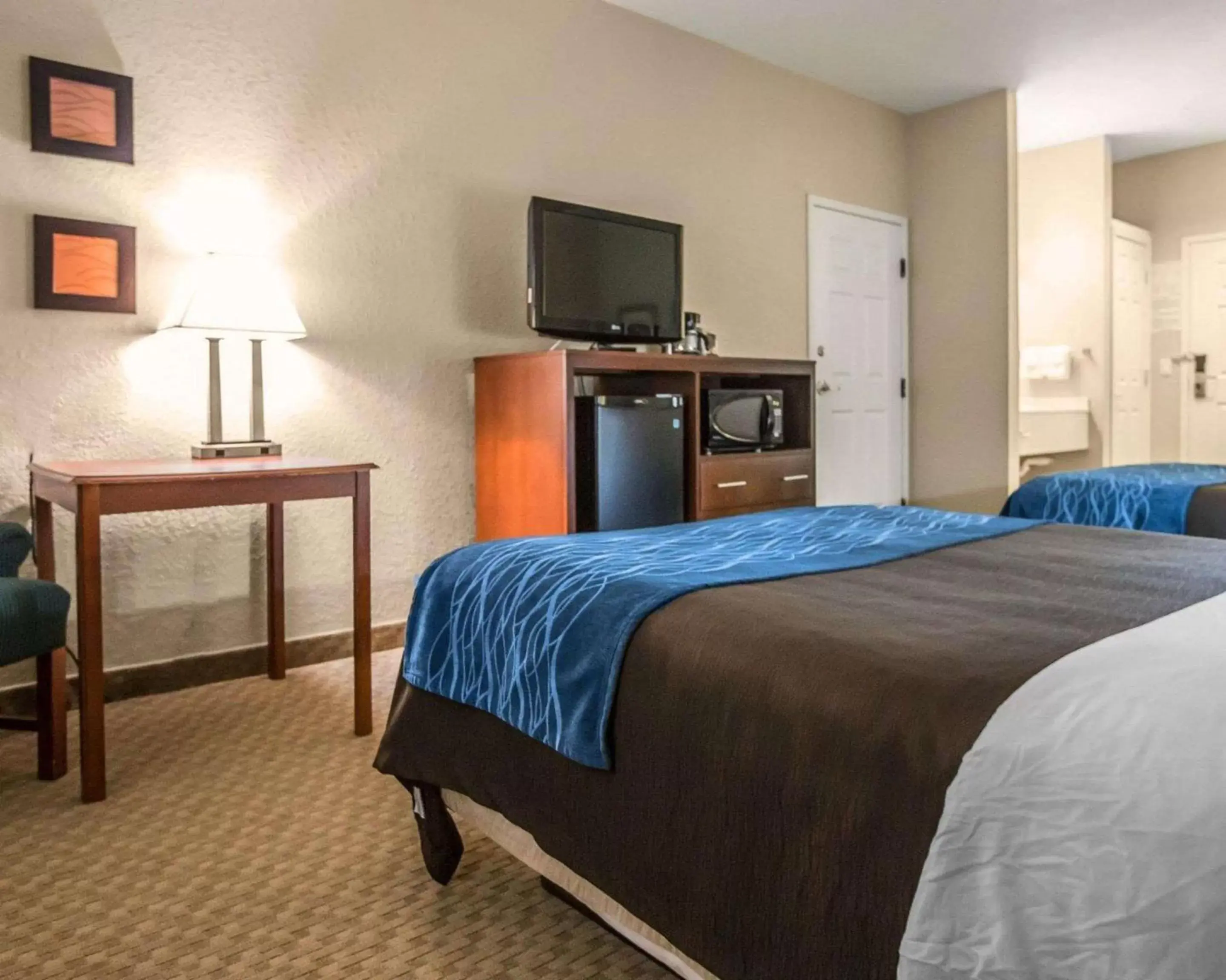 Photo of the whole room, Bed in Quality Inn & Suites Dixon near I-88