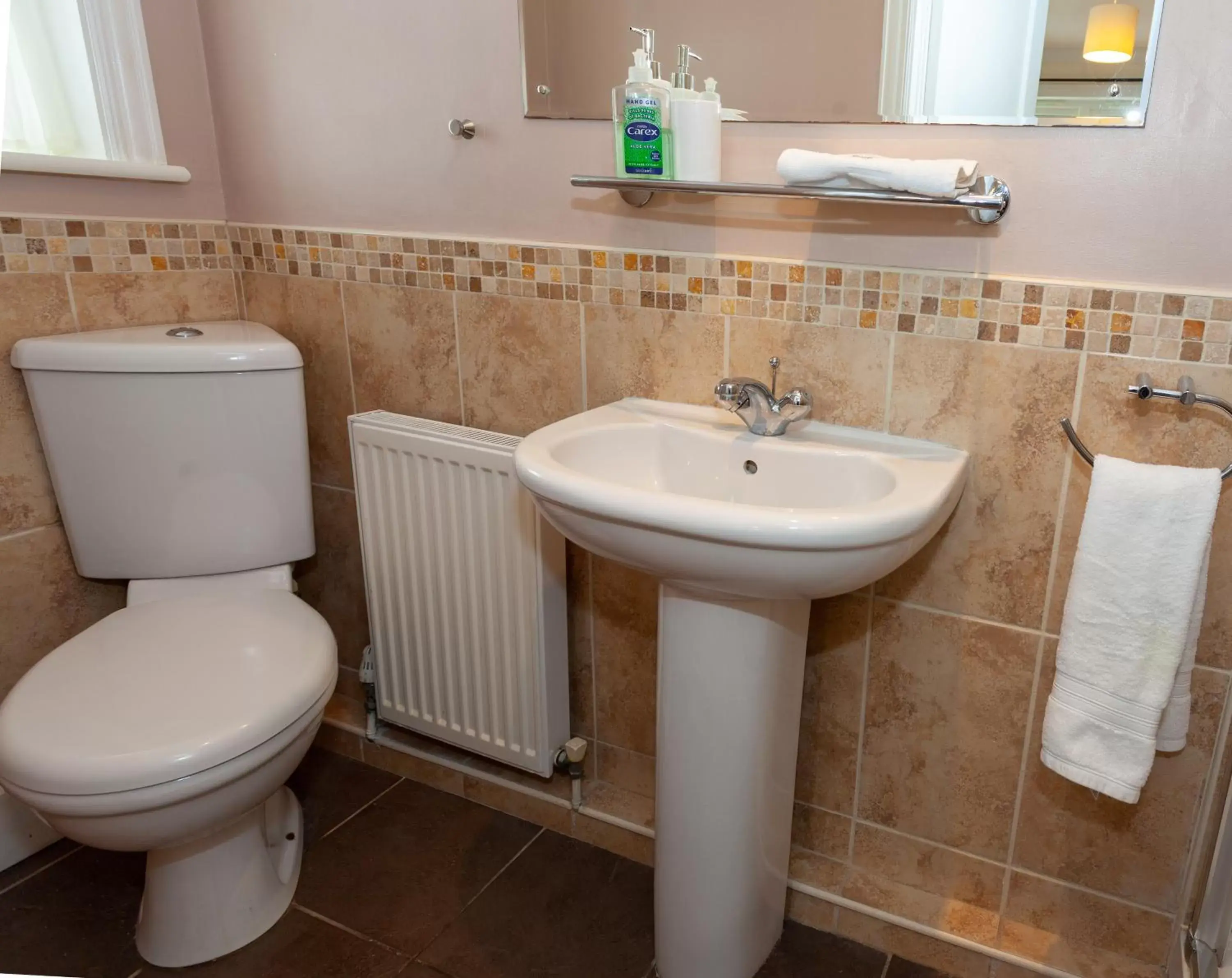 Bathroom in Avalon House B&B