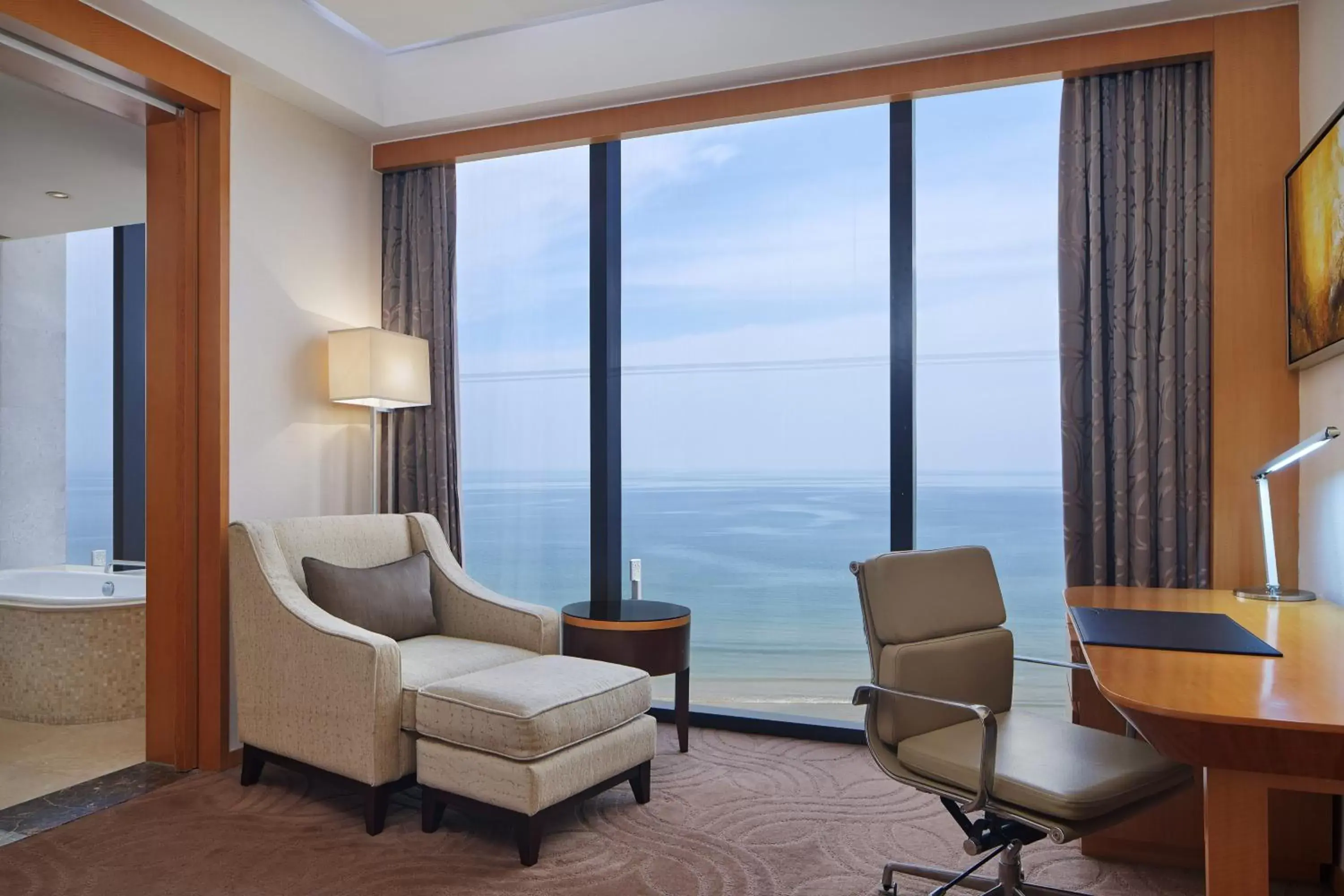 Photo of the whole room, Seating Area in Sheraton Yantai Golden Beach Resort