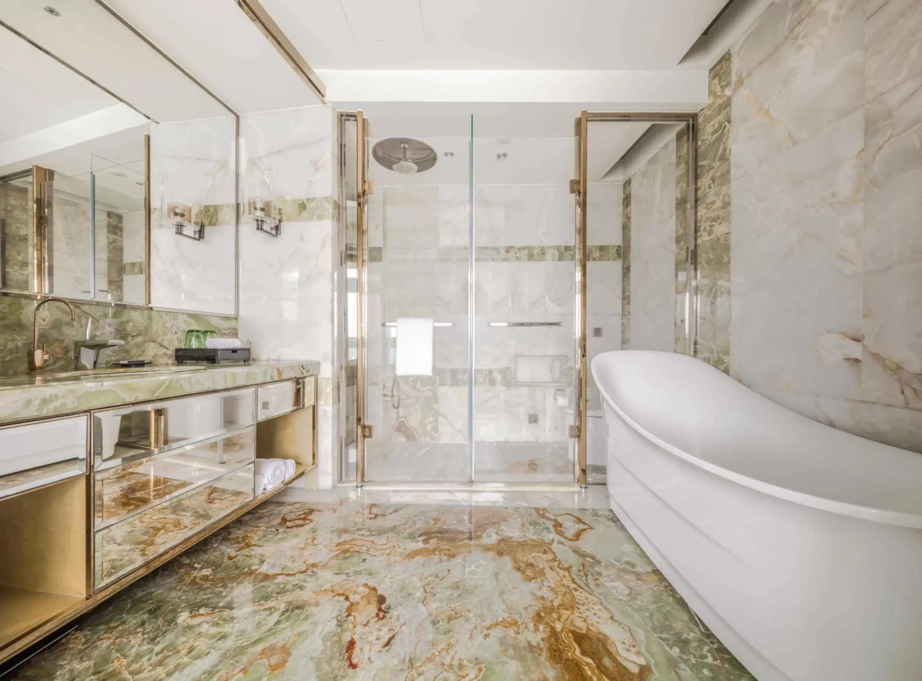 Premier King Room with Balcony and Lake View in Sheraton Huzhou Taihu Lake Hot Spring Resort & Spa Premier King Room with Balcony and Lake View in Sheraton Huzhou Taihu Lake Hot Spring Resort & Spa