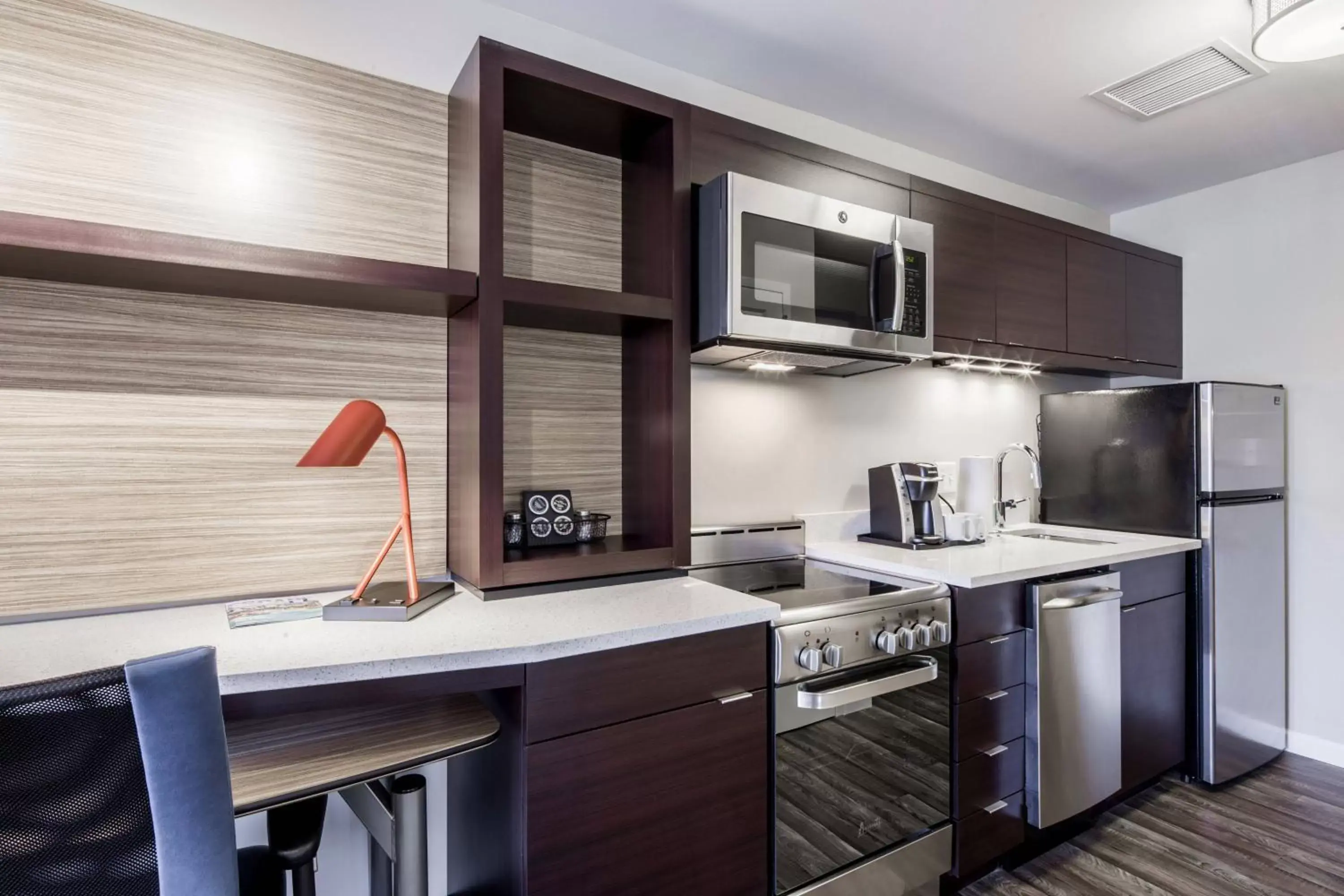 Kitchen or kitchenette, Kitchen/Kitchenette in TownePlace Suites by Marriott Cleveland