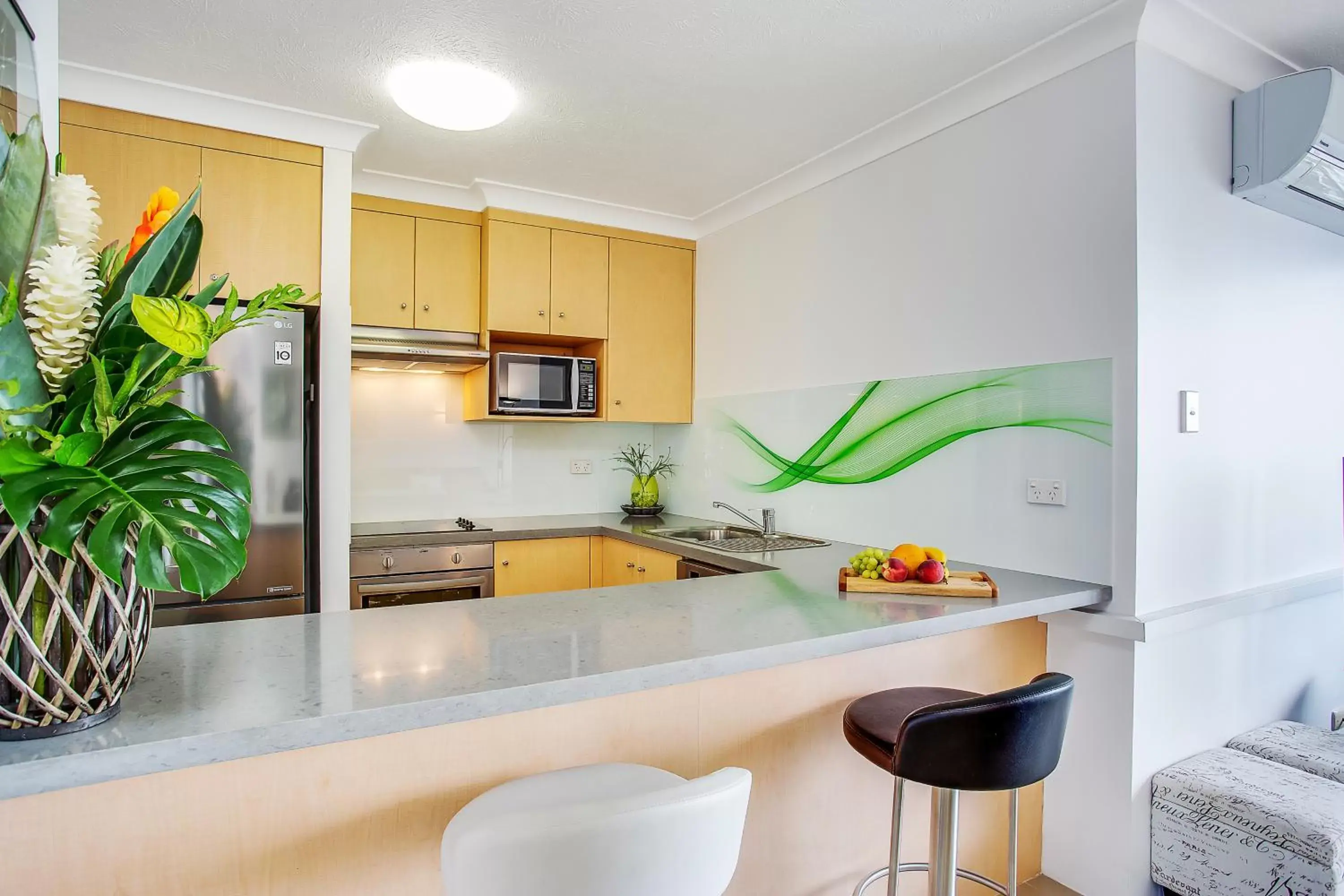 Coffee/tea facilities, Kitchen/Kitchenette in Broadbeach Pacific Resort