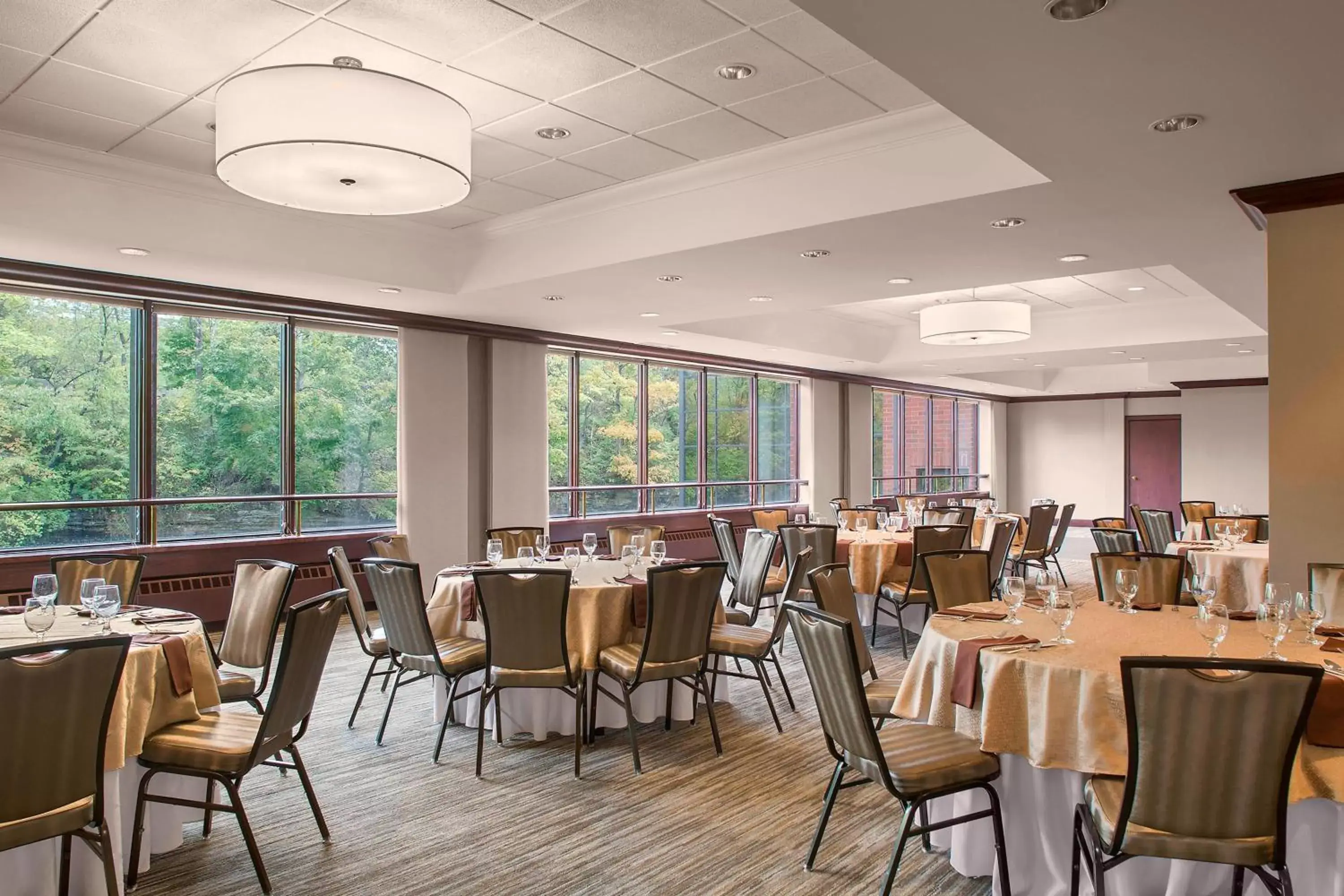 Meeting/conference room, Restaurant/Places to Eat in Sheraton Suites Akron Cuyahoga Falls