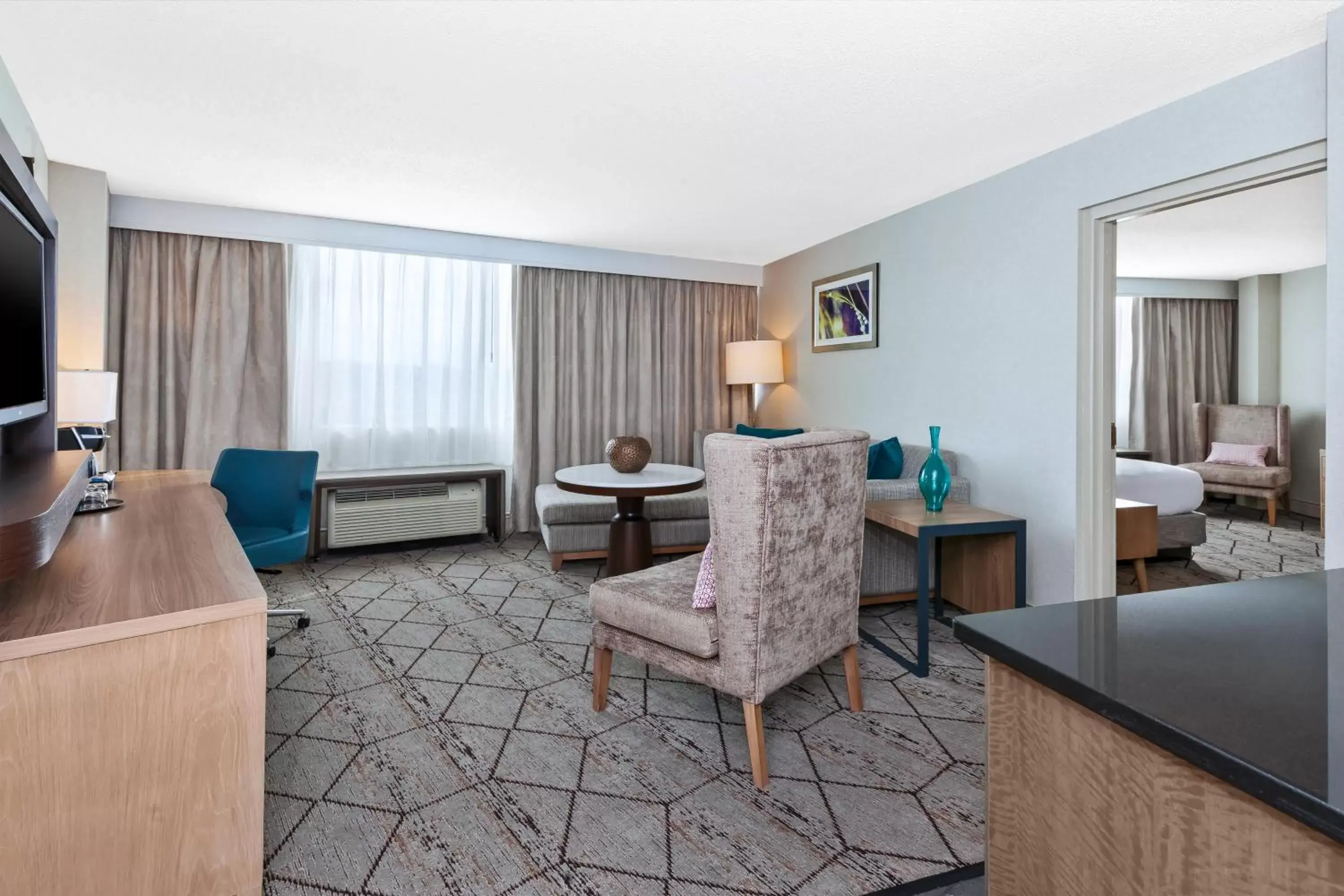 Living room, Seating Area in Crowne Plaza Syracuse, an IHG Hotel