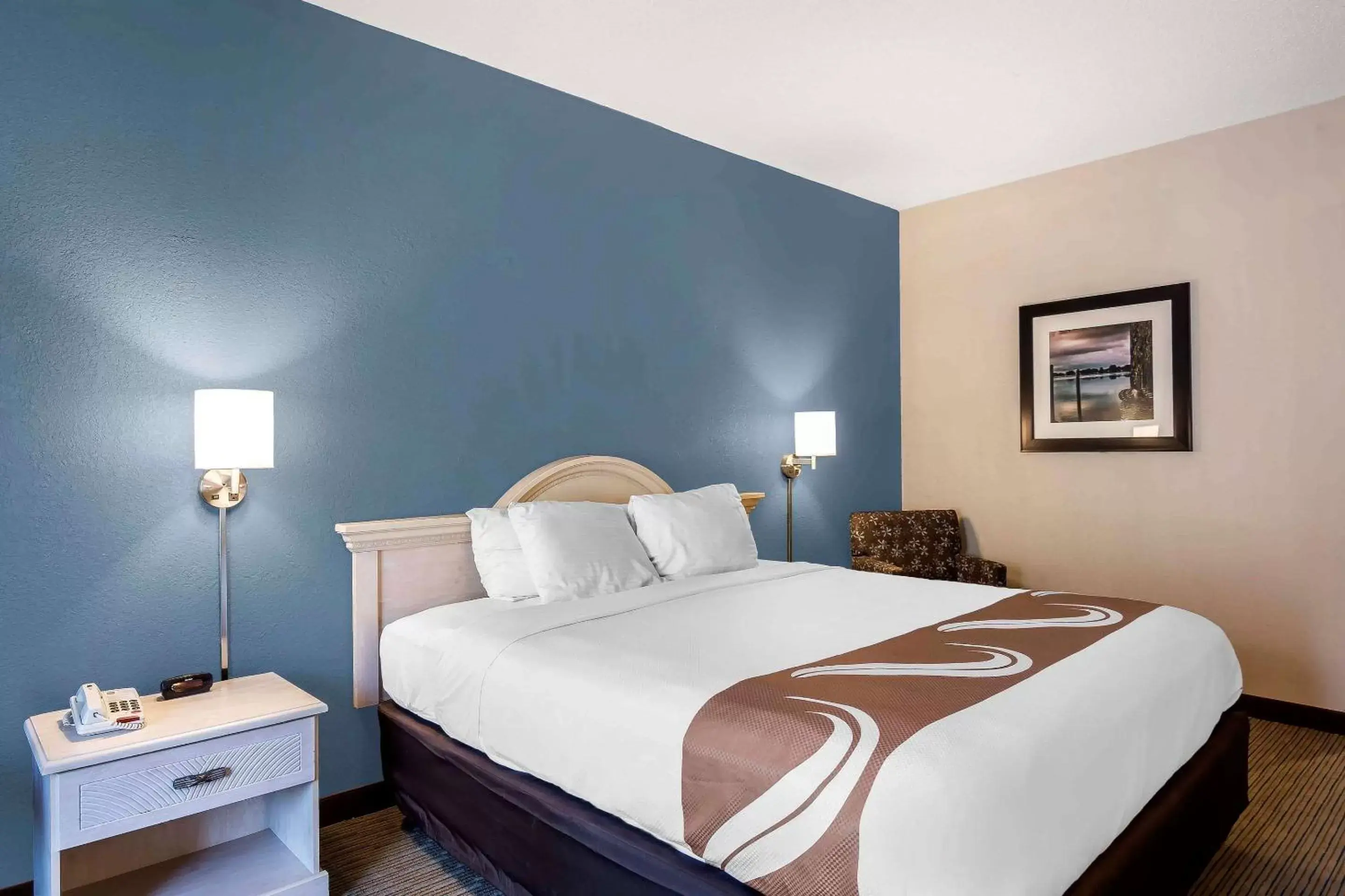 Photo of the whole room, Bed in Quality Inn & Suites Exmore