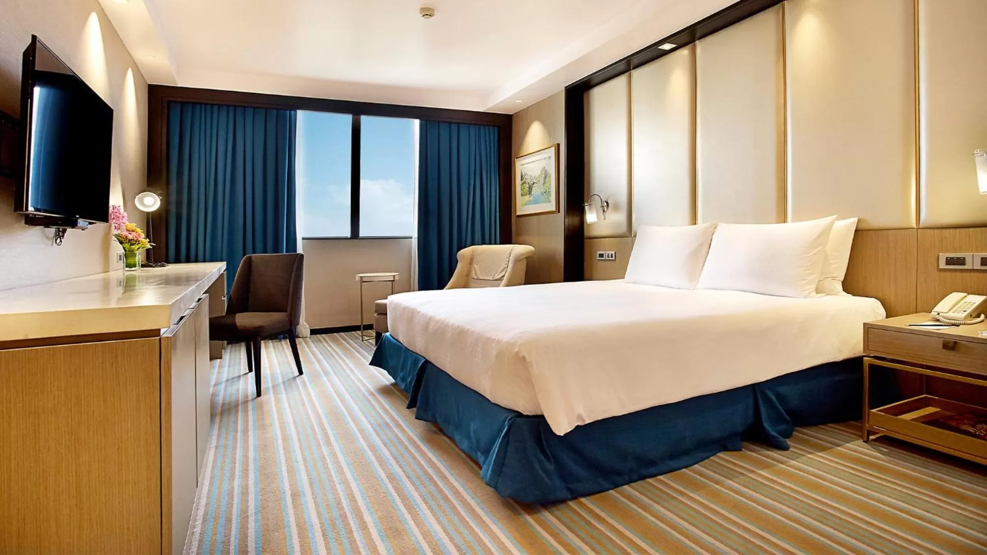 Property building, Bed in Marco Polo Plaza Cebu