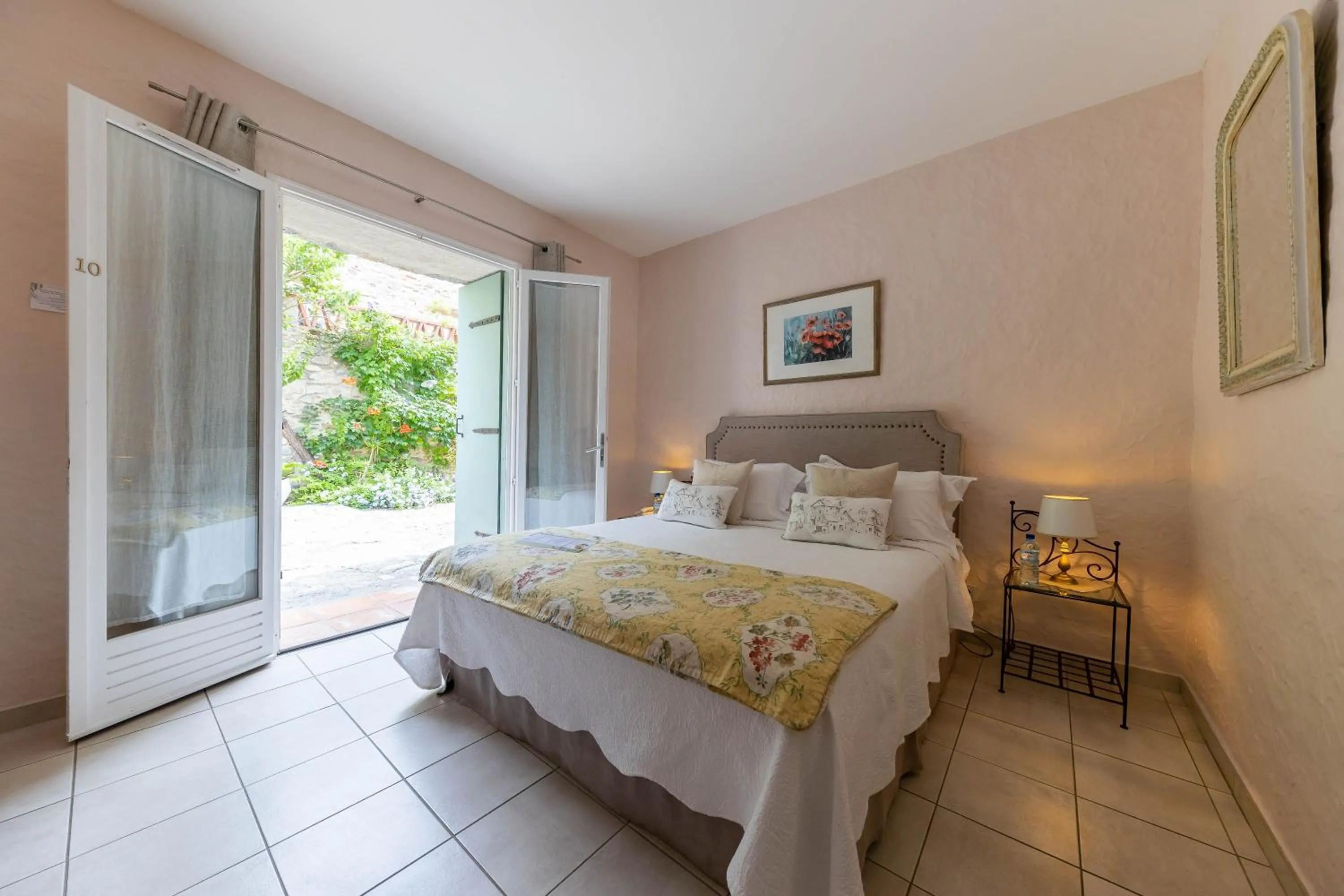 Bed in Hotel Le Mas Trilles