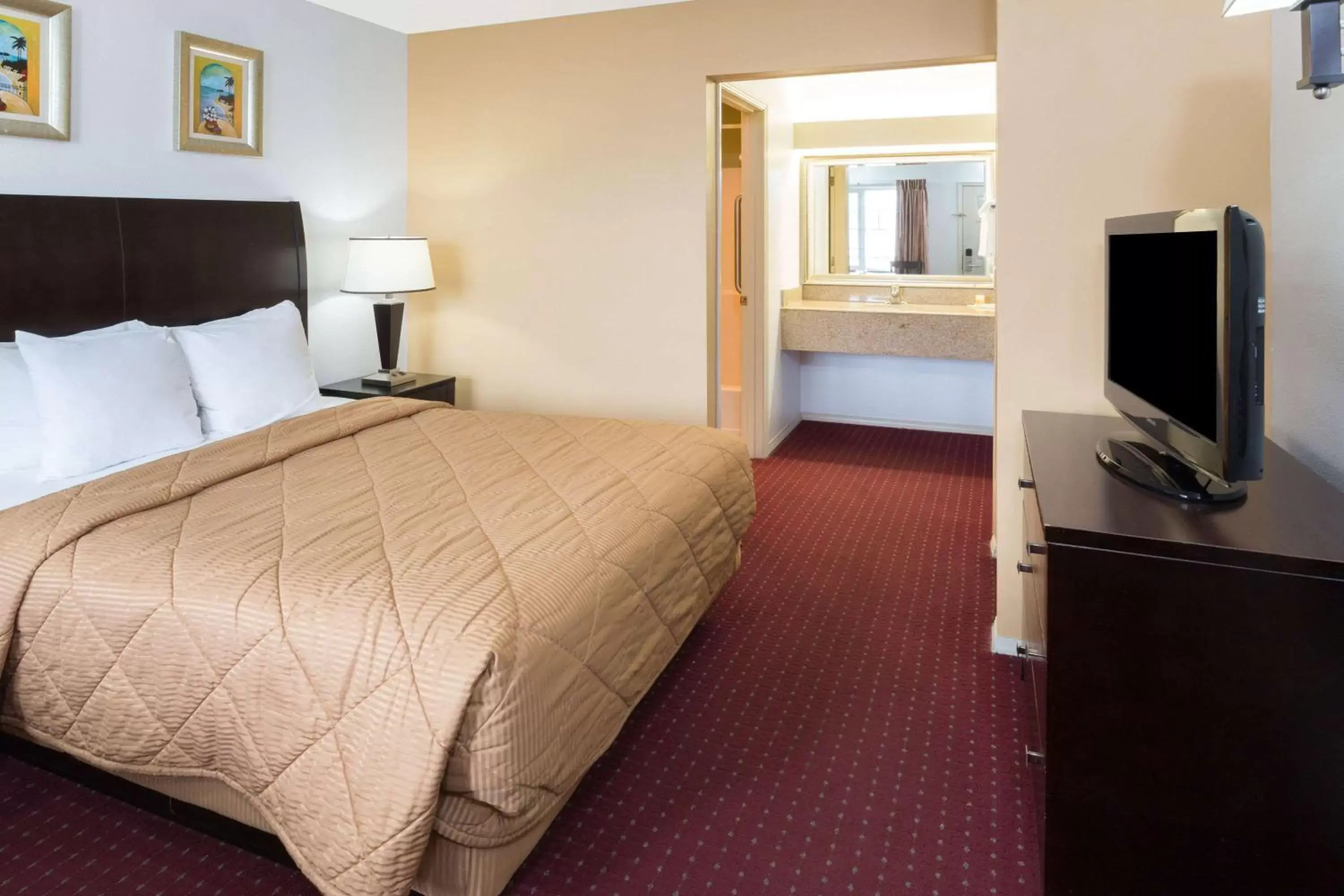 Photo of the whole room, Bed in Days Inn by Wyndham Newport OR