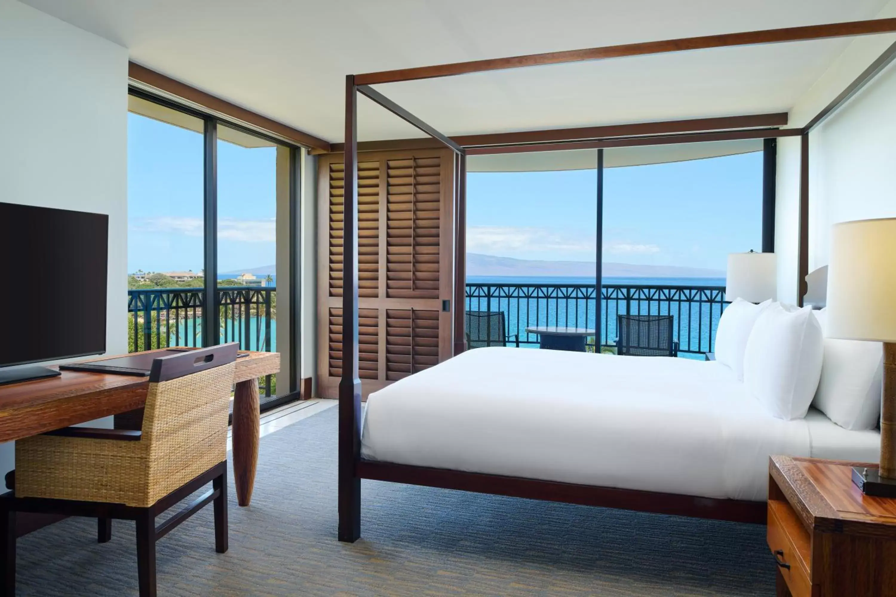 Bed in Royal Lahaina Resort & Bungalows