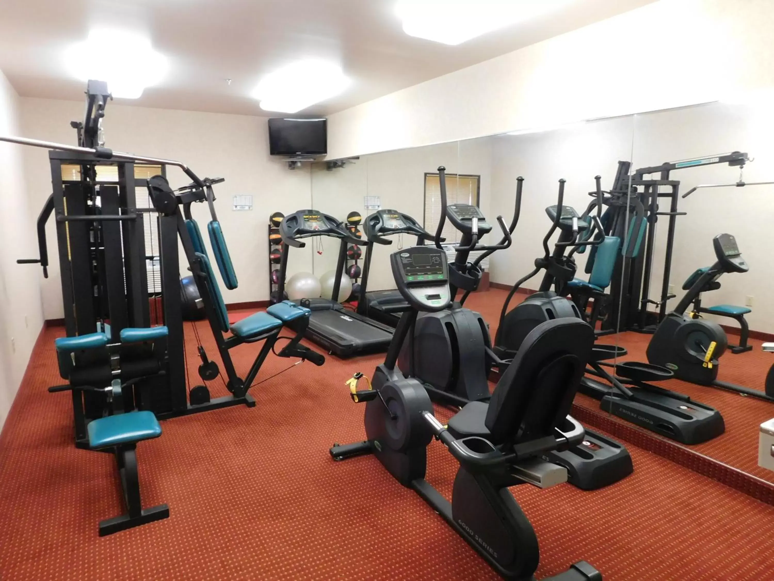 Fitness centre/facilities, Fitness Center/Facilities in Days Inn & Suites by Wyndham Cedar Rapids