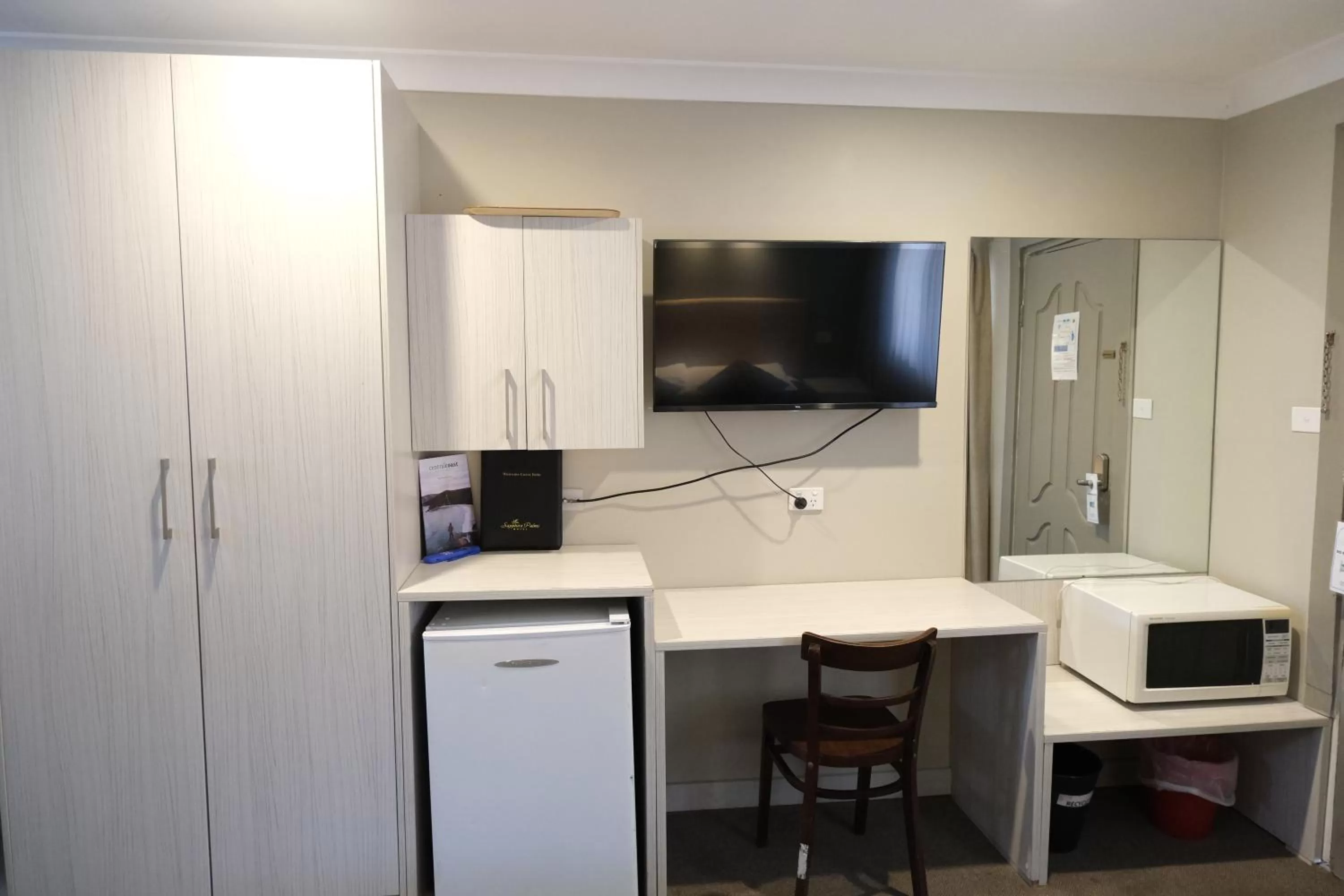 TV and multimedia in Sapphire Palms Motel