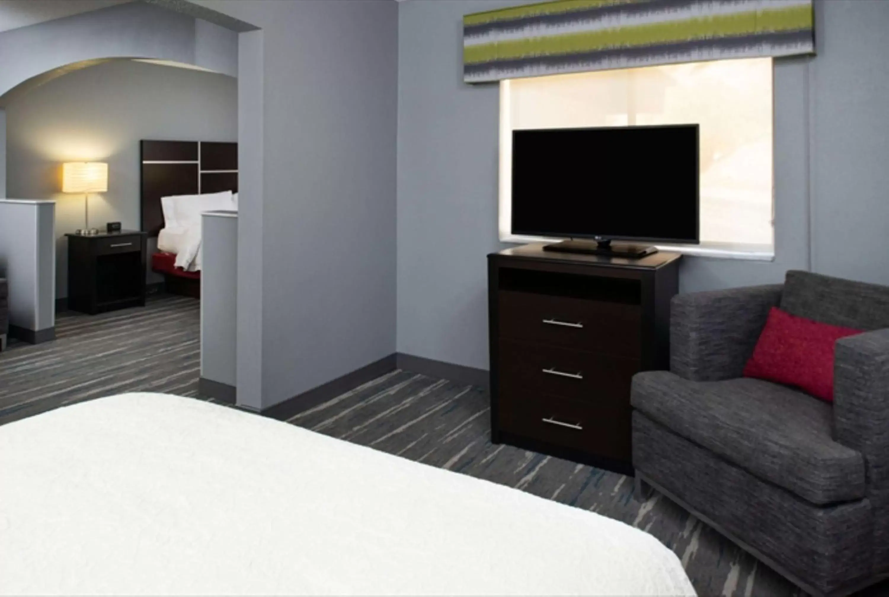 Bedroom, TV/Entertainment Center in Hampton Inn Glenwood Springs