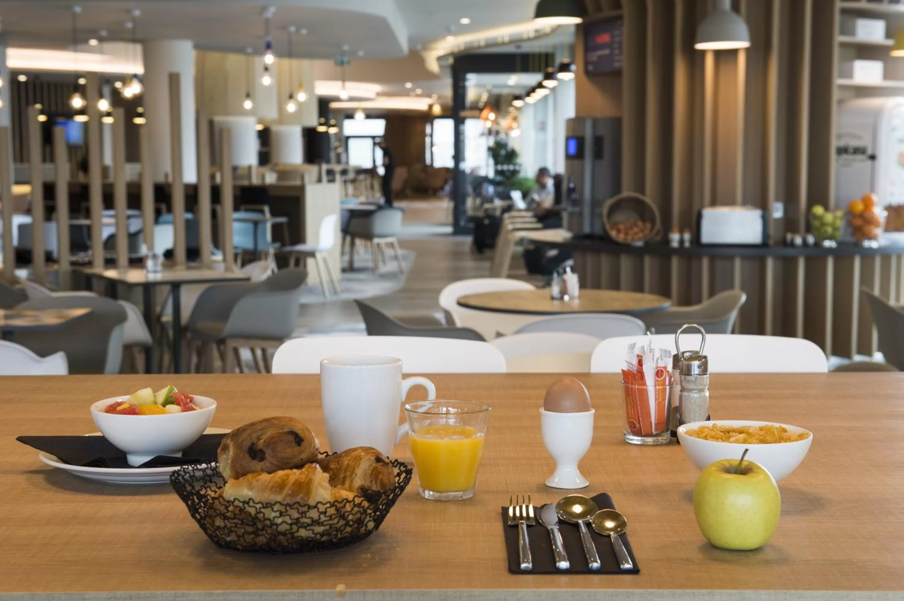 Restaurant/places to eat in Holiday Inn Express - Paris - CDG Airport by IHG