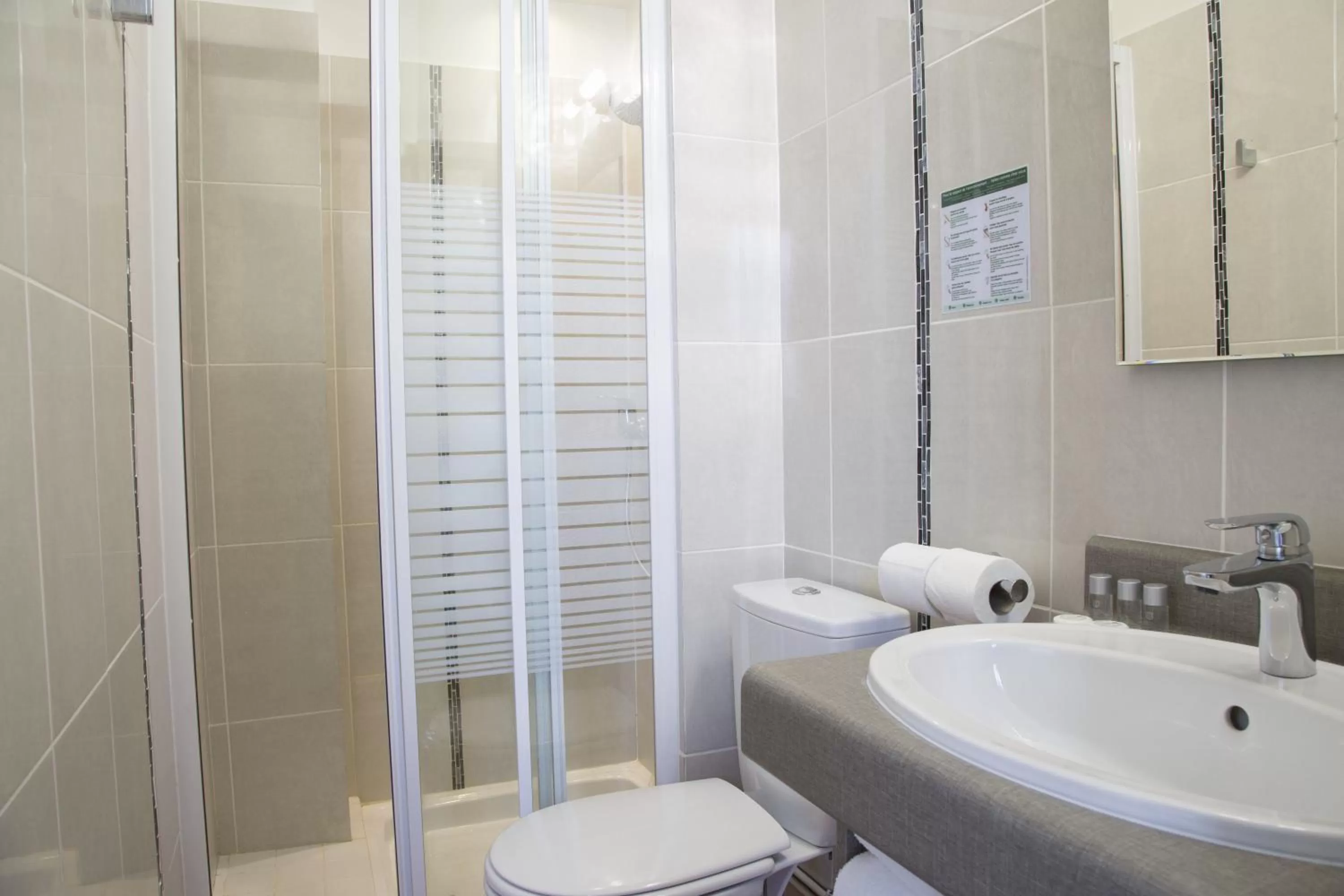 Shower in Logis Hôtel Chaptal, Amboise