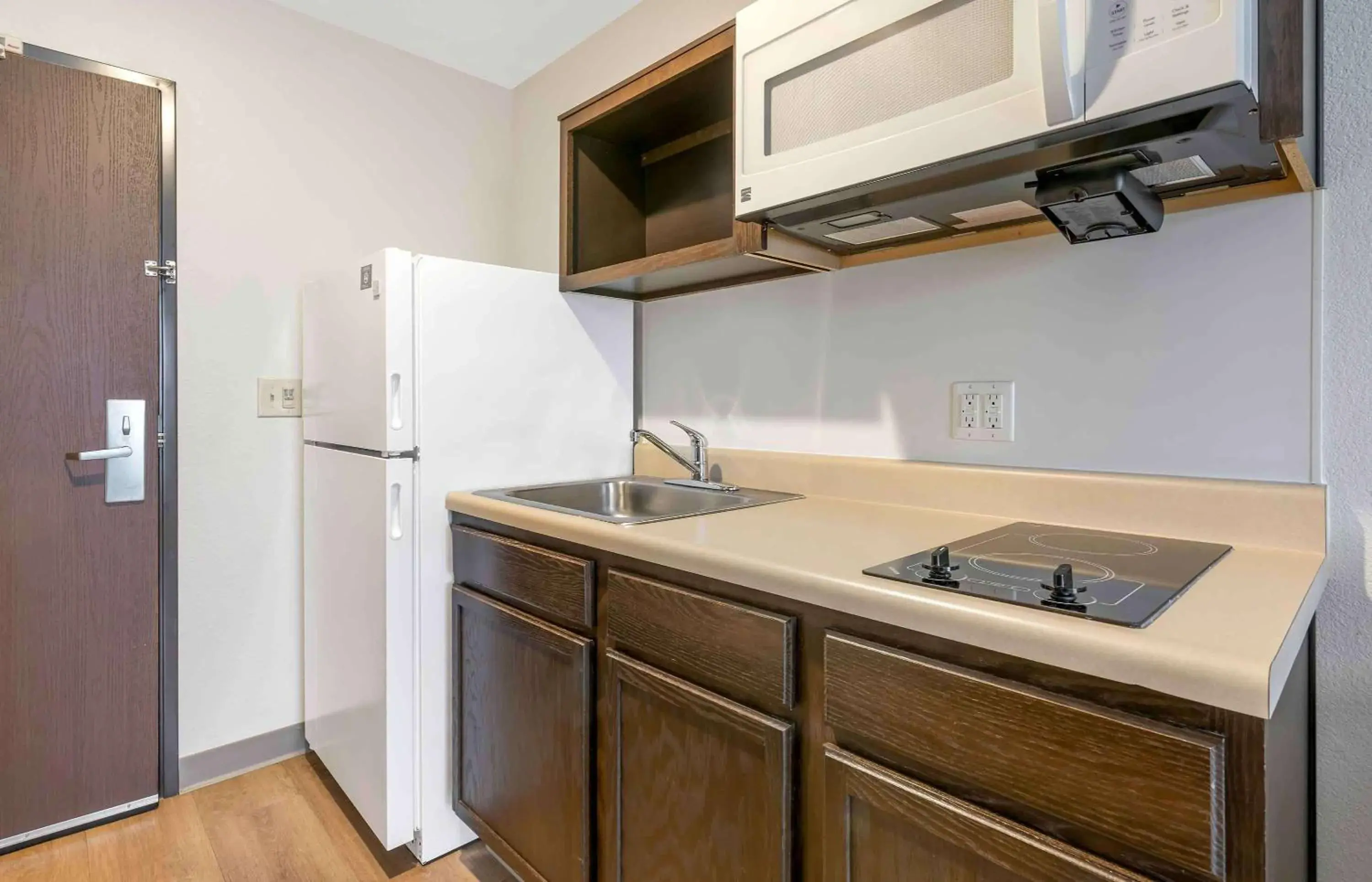 Bedroom, Kitchen/Kitchenette in Extended Stay America Select Suites - Louisville - Airport