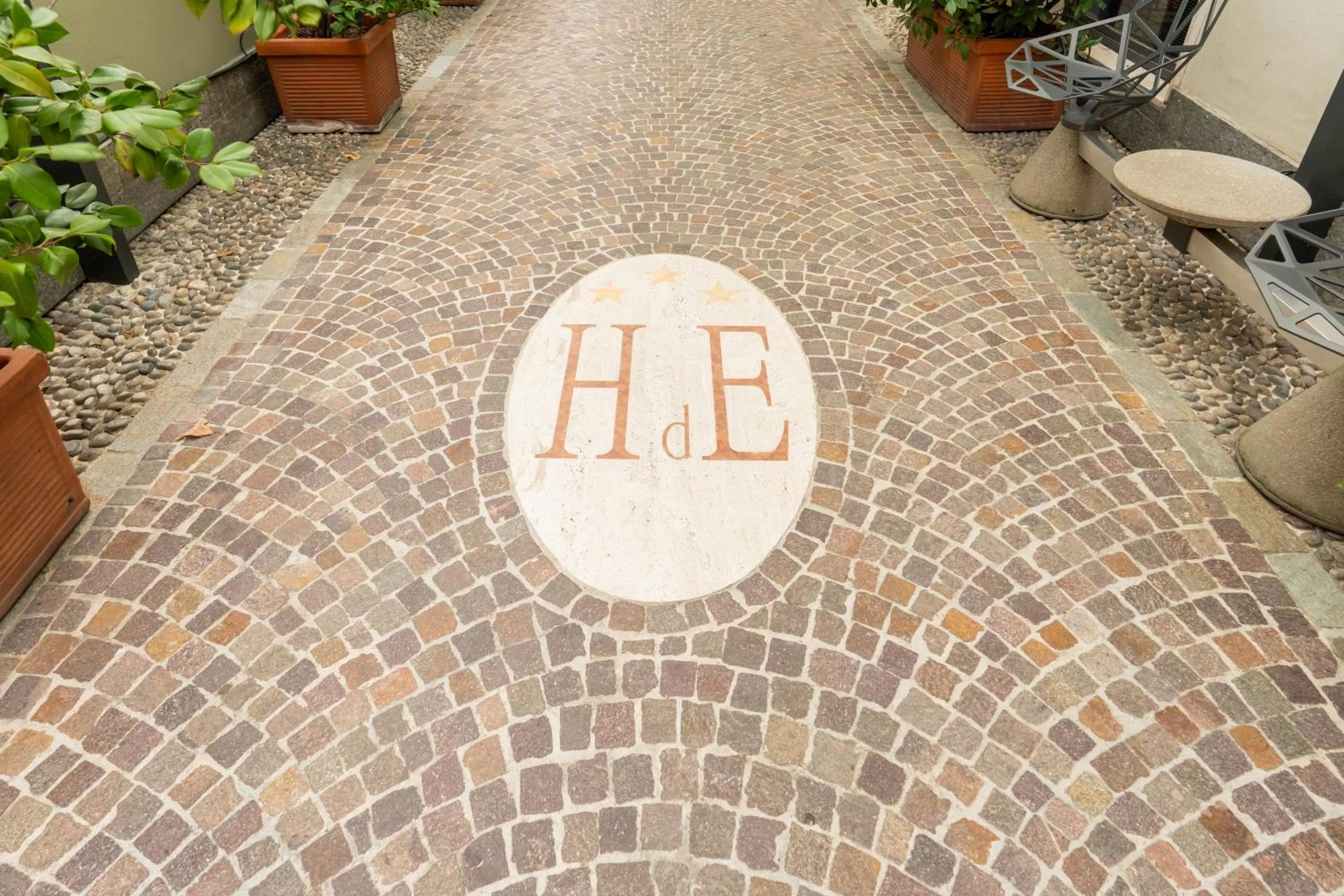 Property building in Hotel Des Etrangers