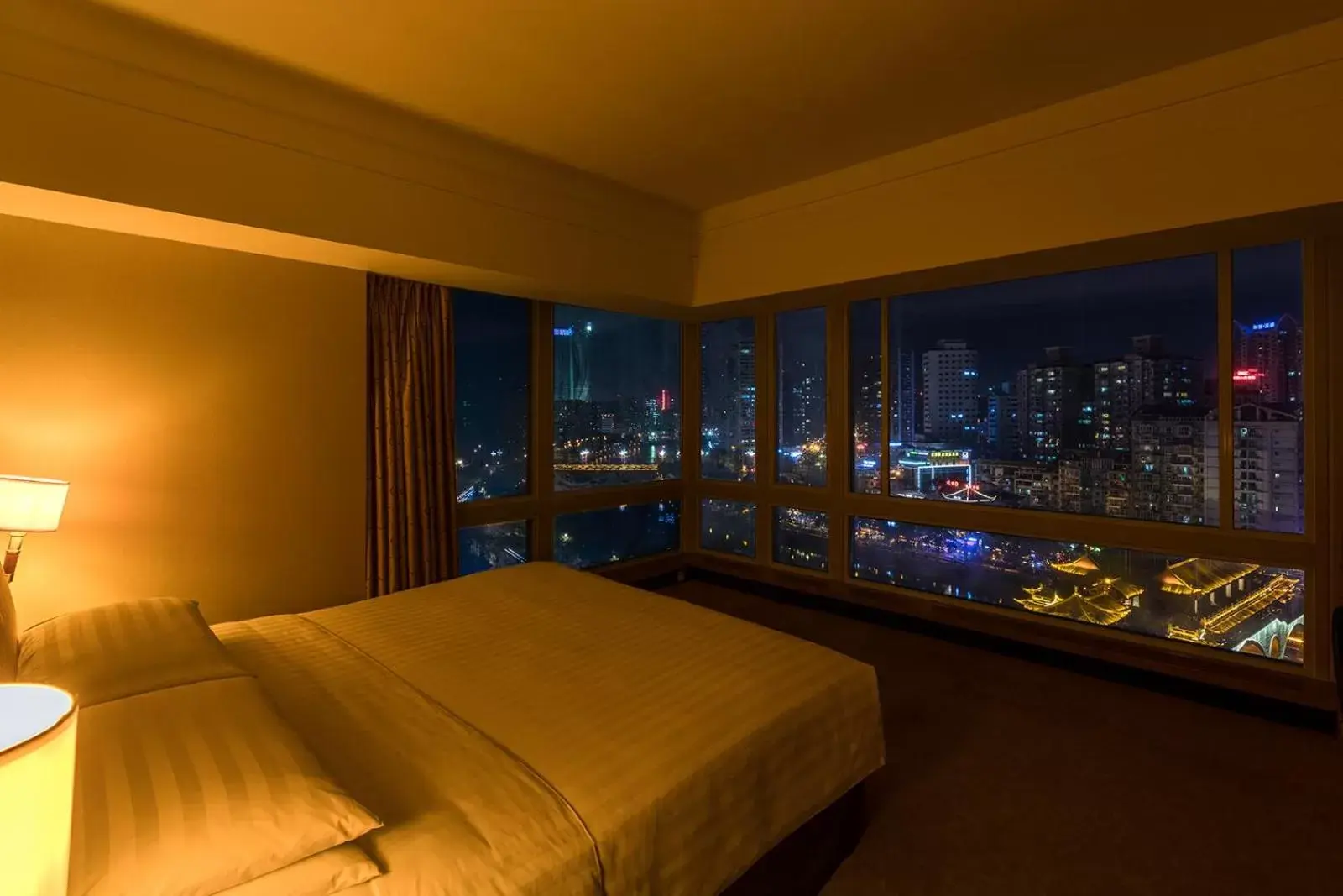Night, Bed in Shangri-La Chengdu