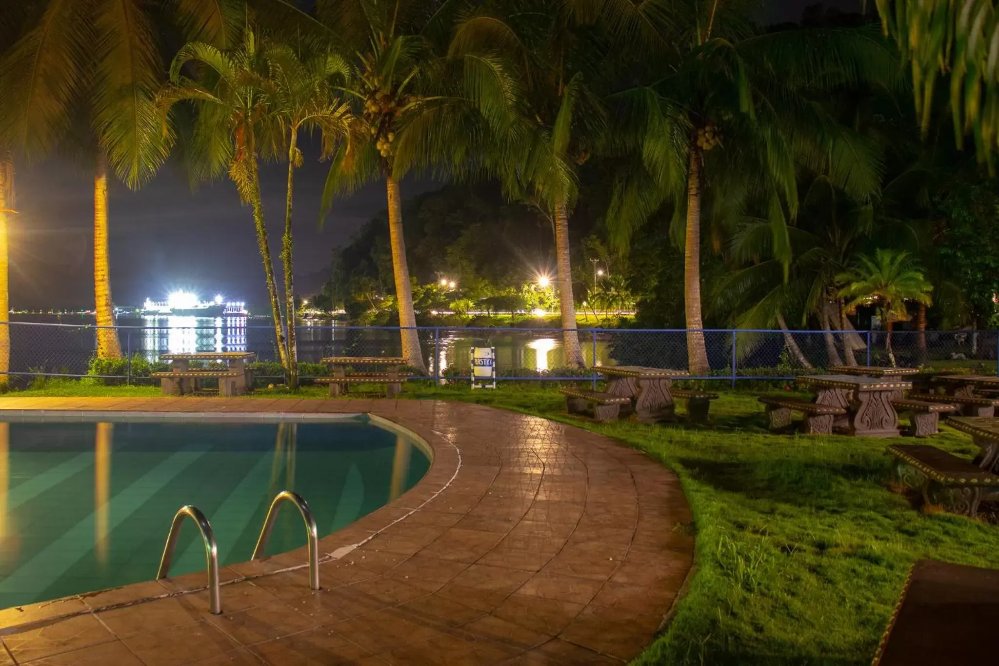Garden, Swimming Pool in Hotel Samoa del Sur