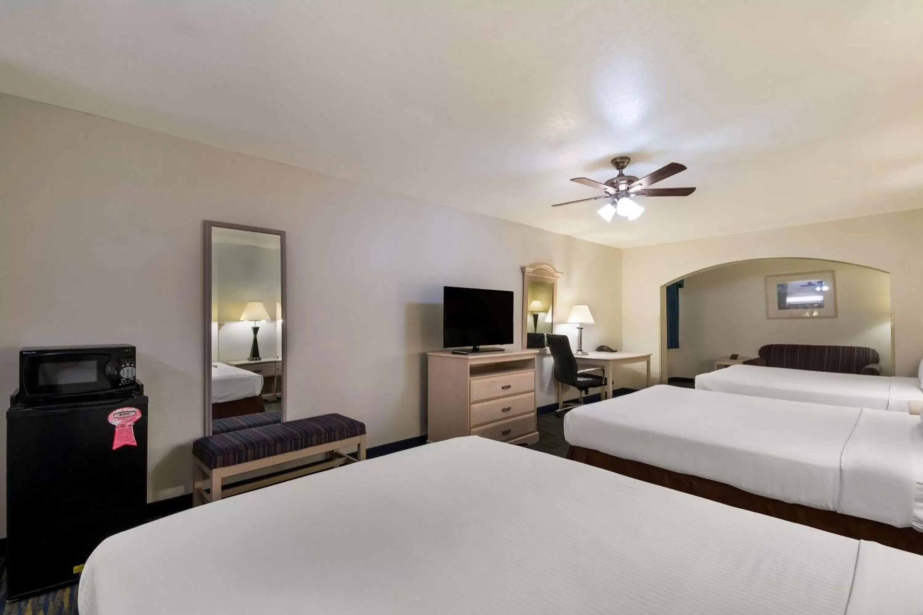 Bedroom, Bed in SureStay Hotel by Best Western Falfurrias