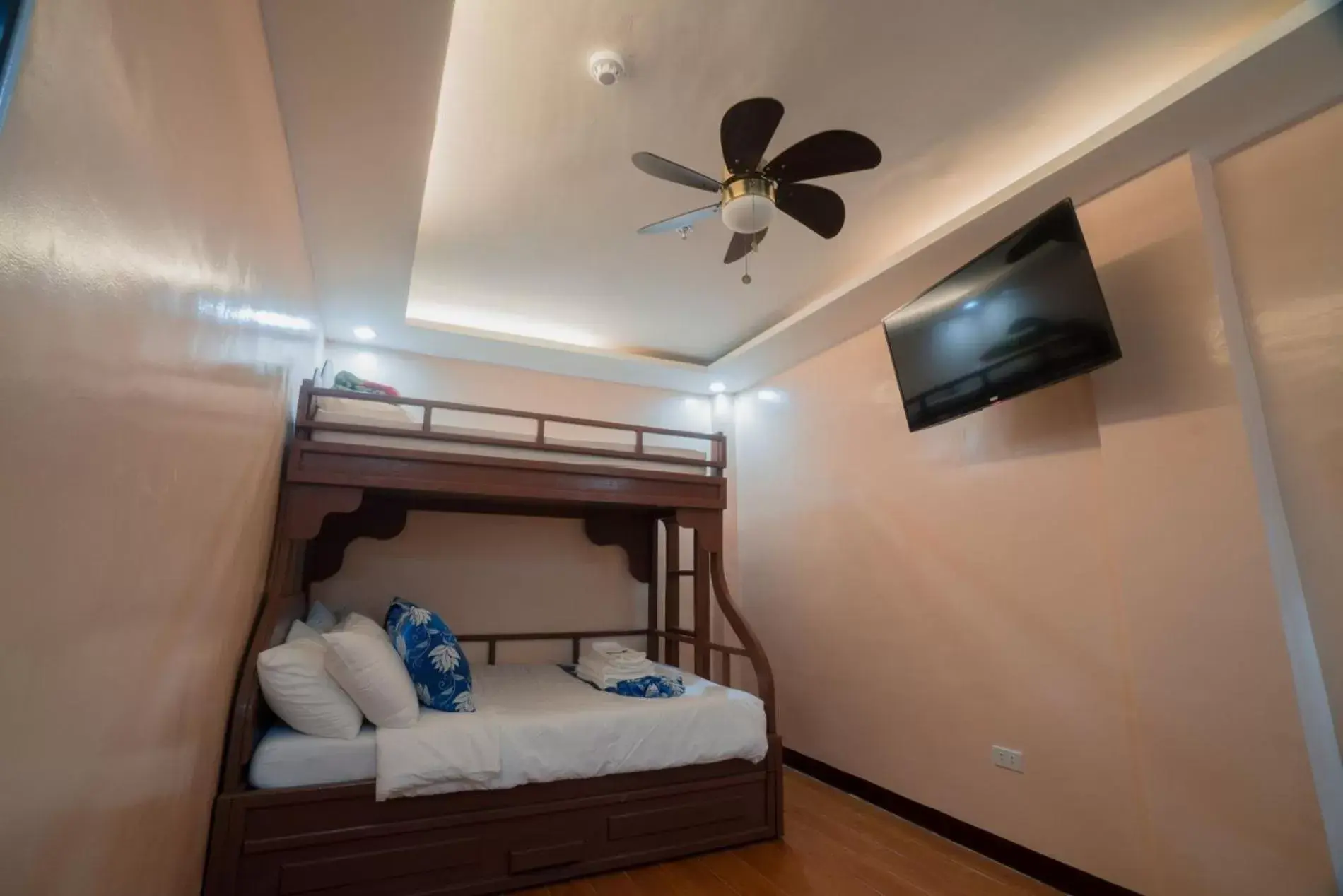 Bunk Bed in Skylodge Resort
