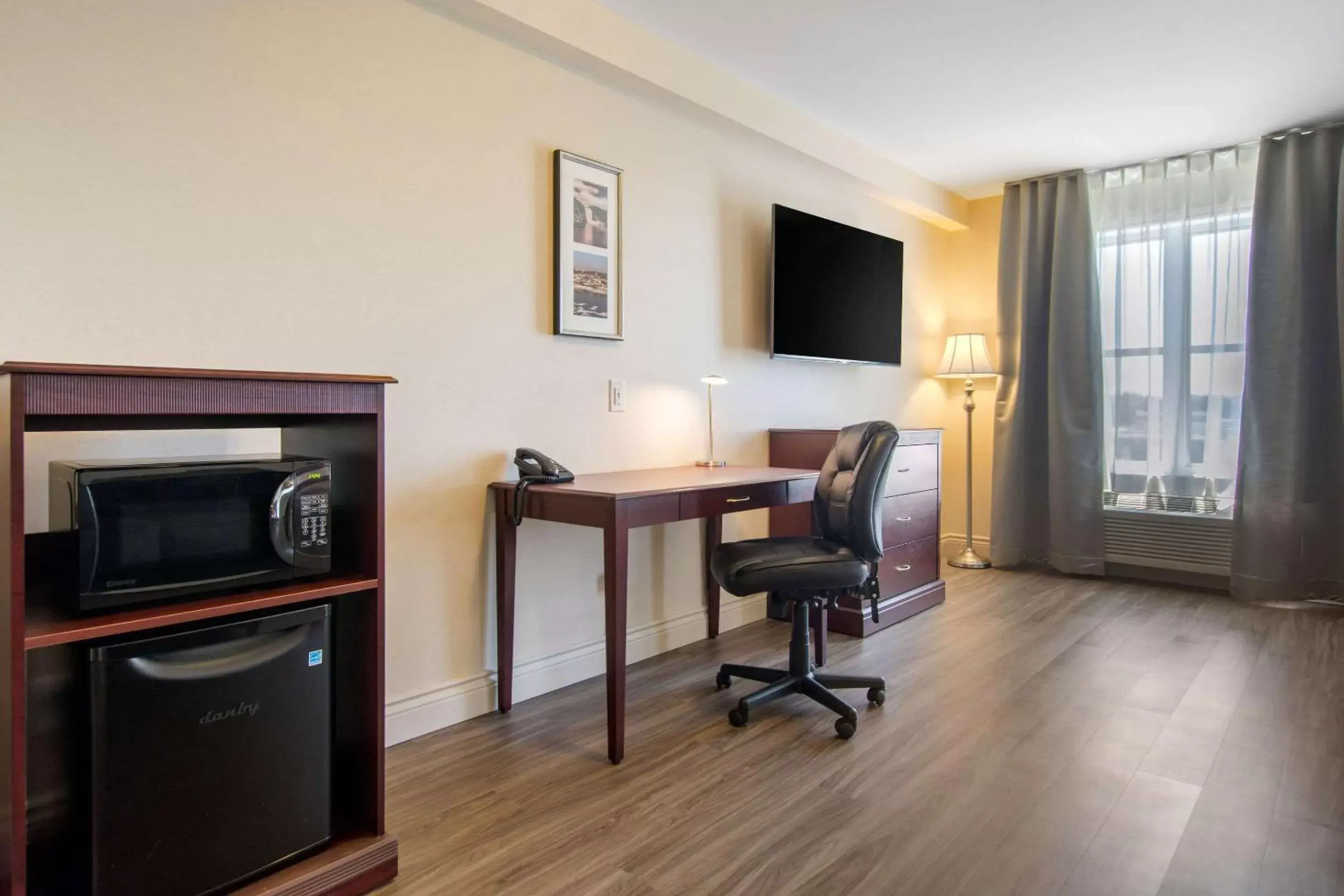 Photo of the whole room, TV/Entertainment Center in Comfort Inn & Suites Levis / Rive Sud Quebec city