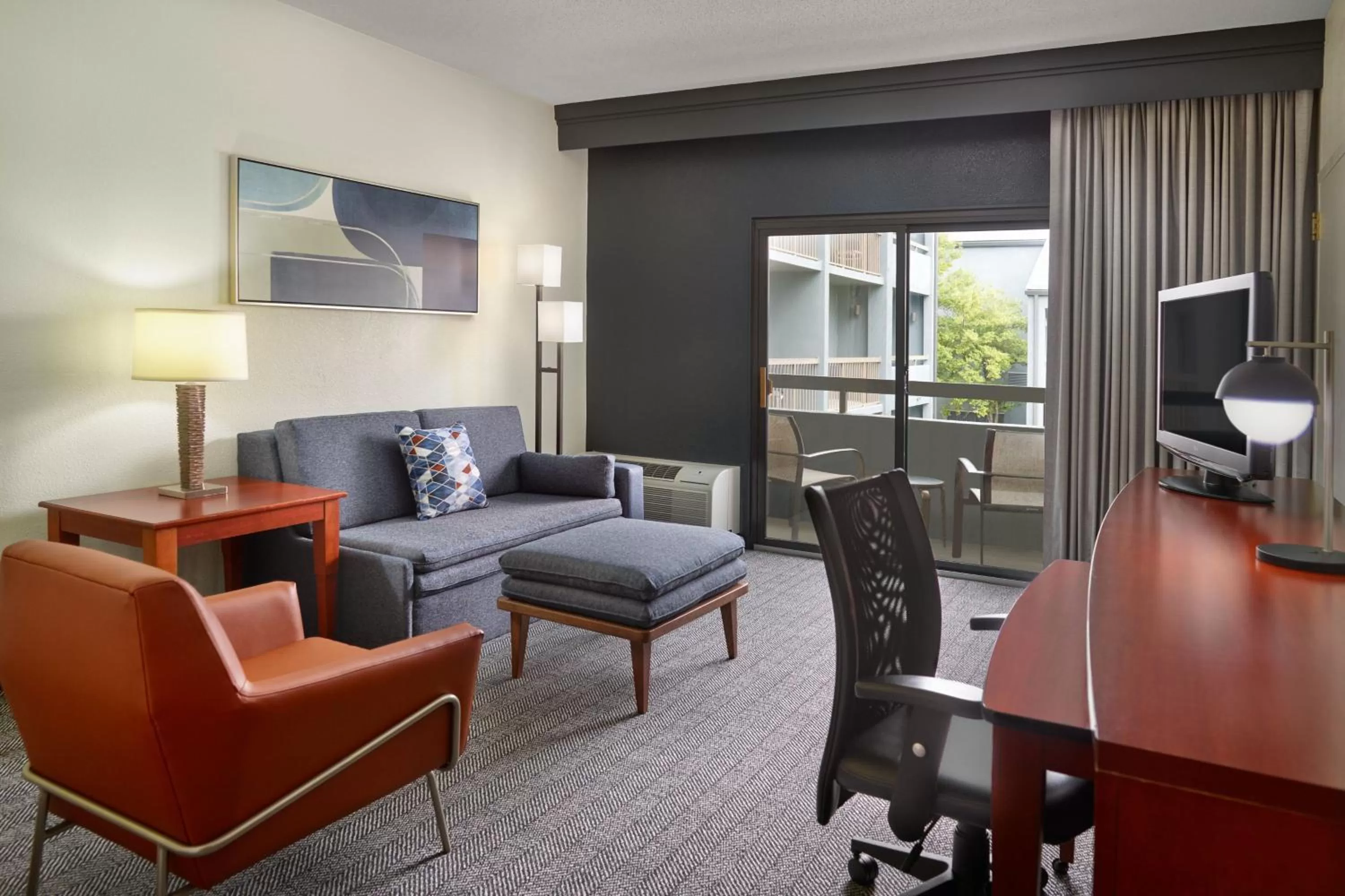 Living room in Courtyard by Marriott Nashville Brentwood