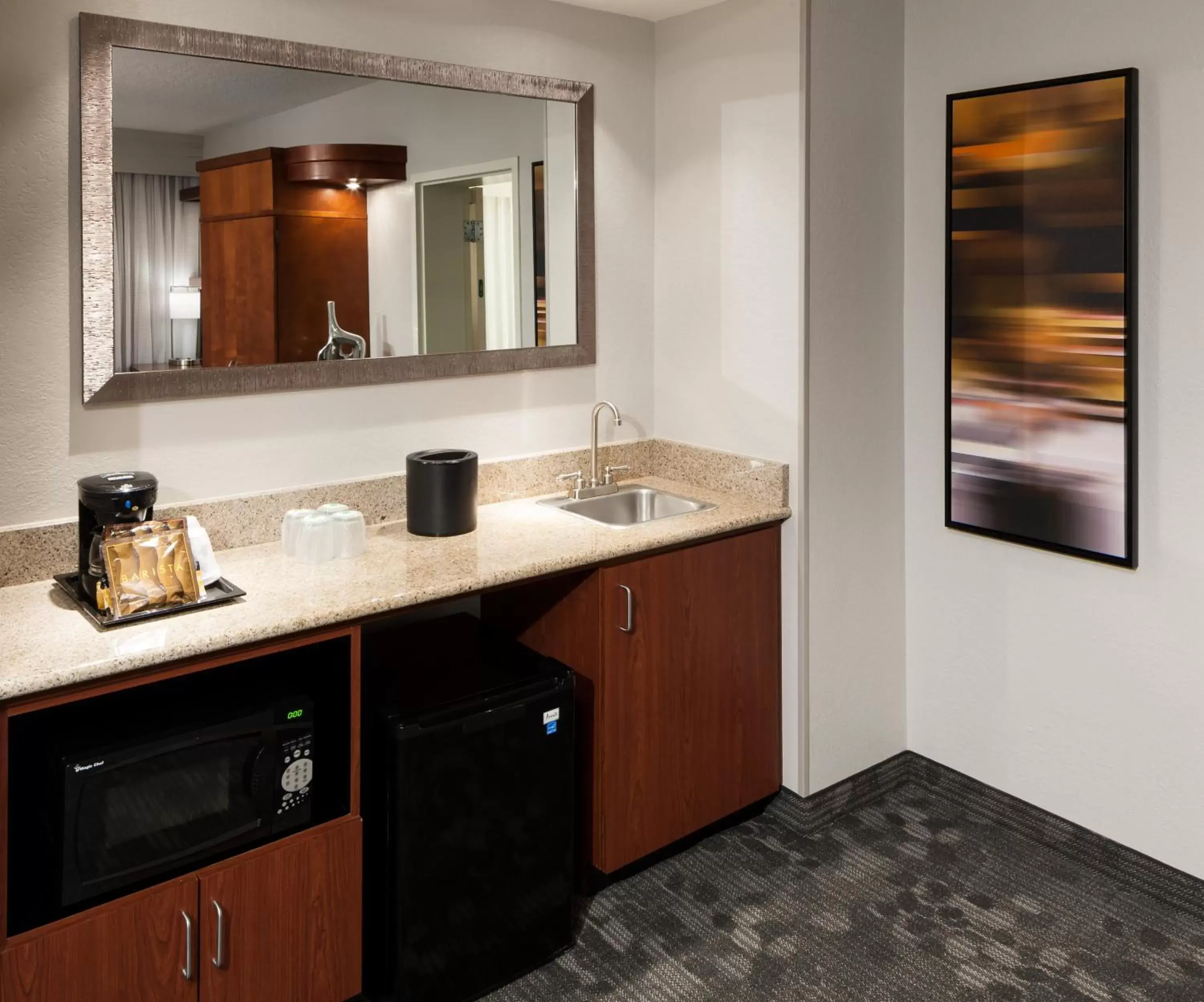 Living room, Kitchen/Kitchenette in Courtyard by Marriott Miami at Dolphin Mall