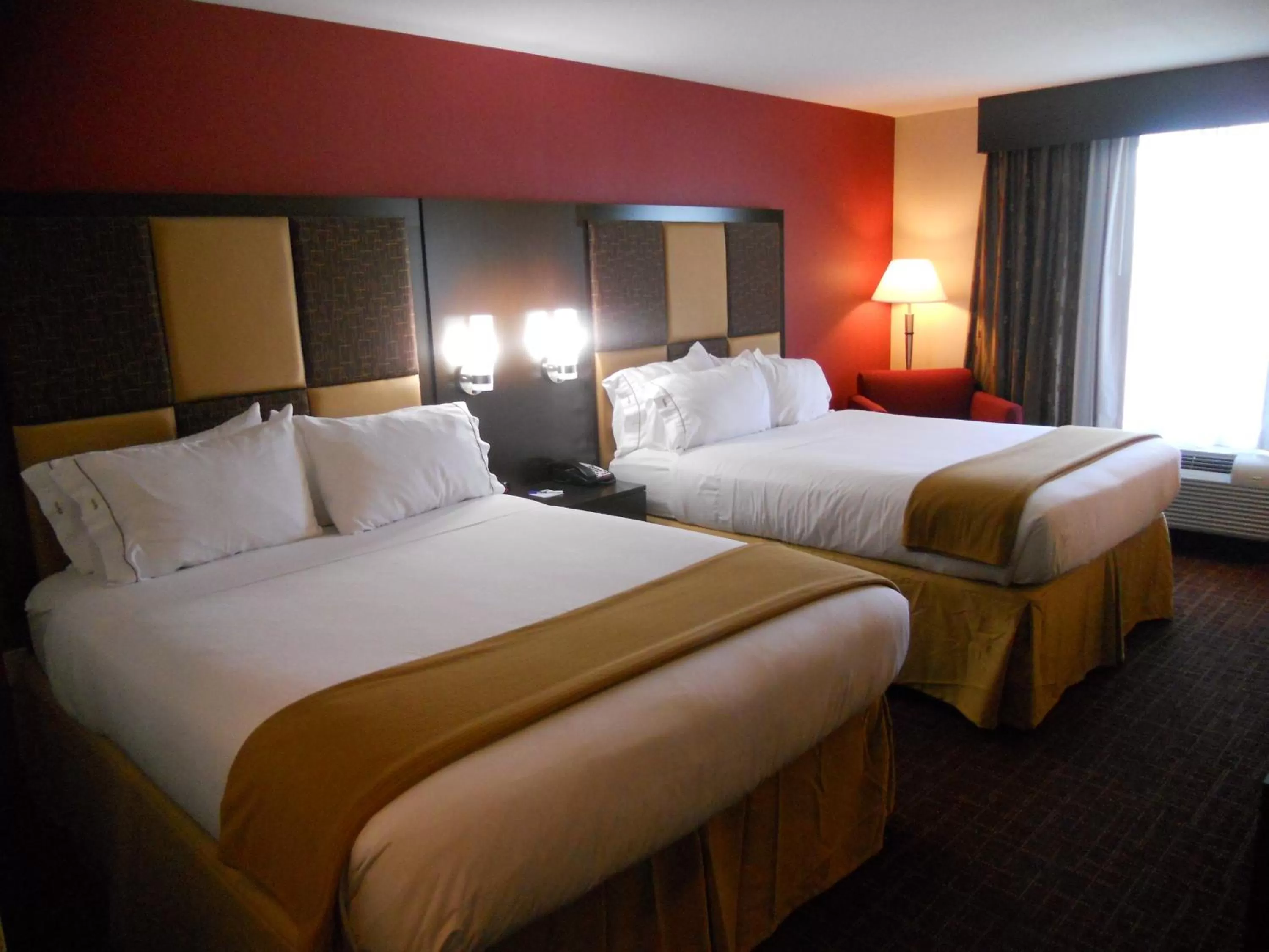 Photo of the whole room, Bed in Holiday Inn Express Greensburg by IHG
