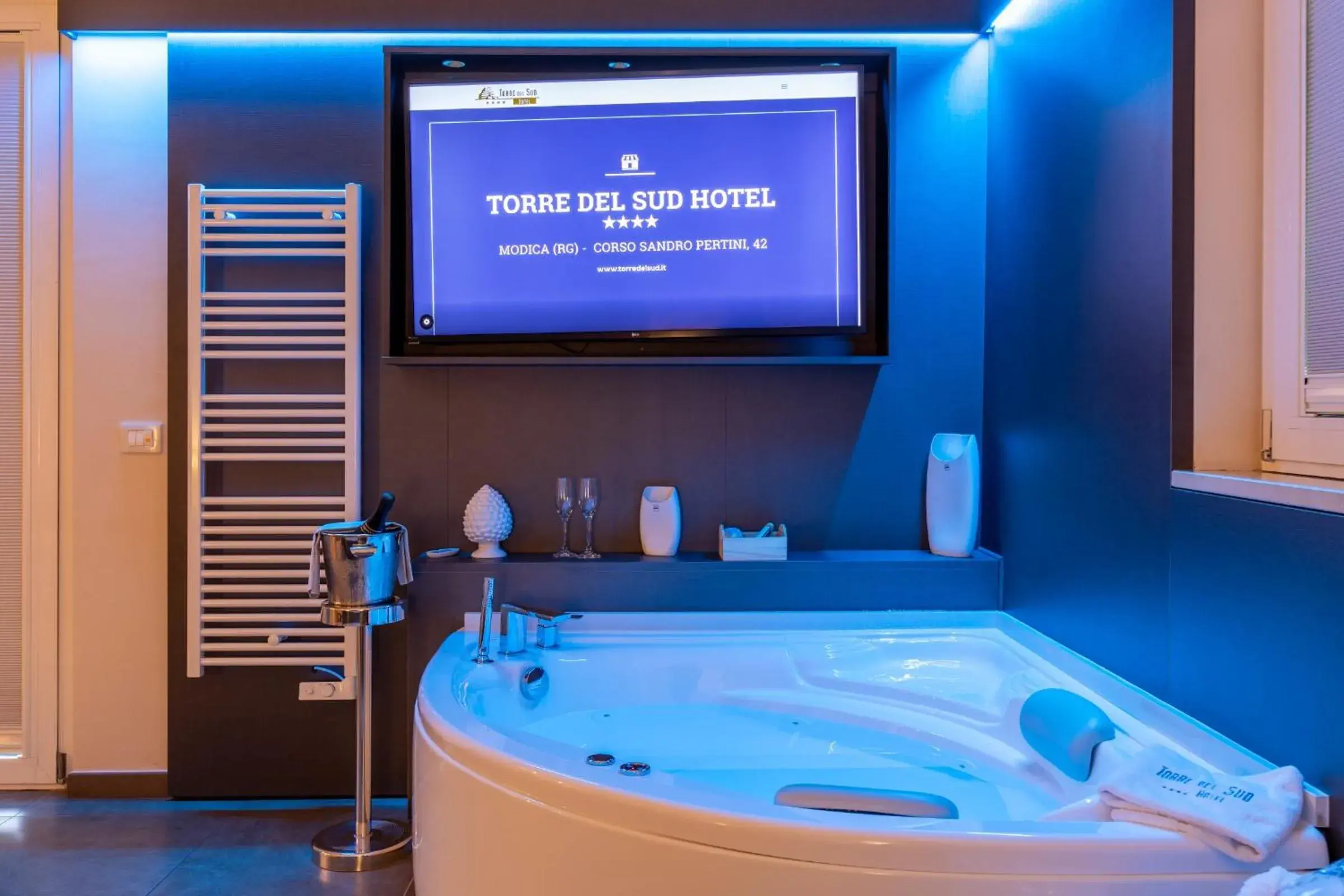 Hot Tub, Bathroom in Hotel Torre Del Sud