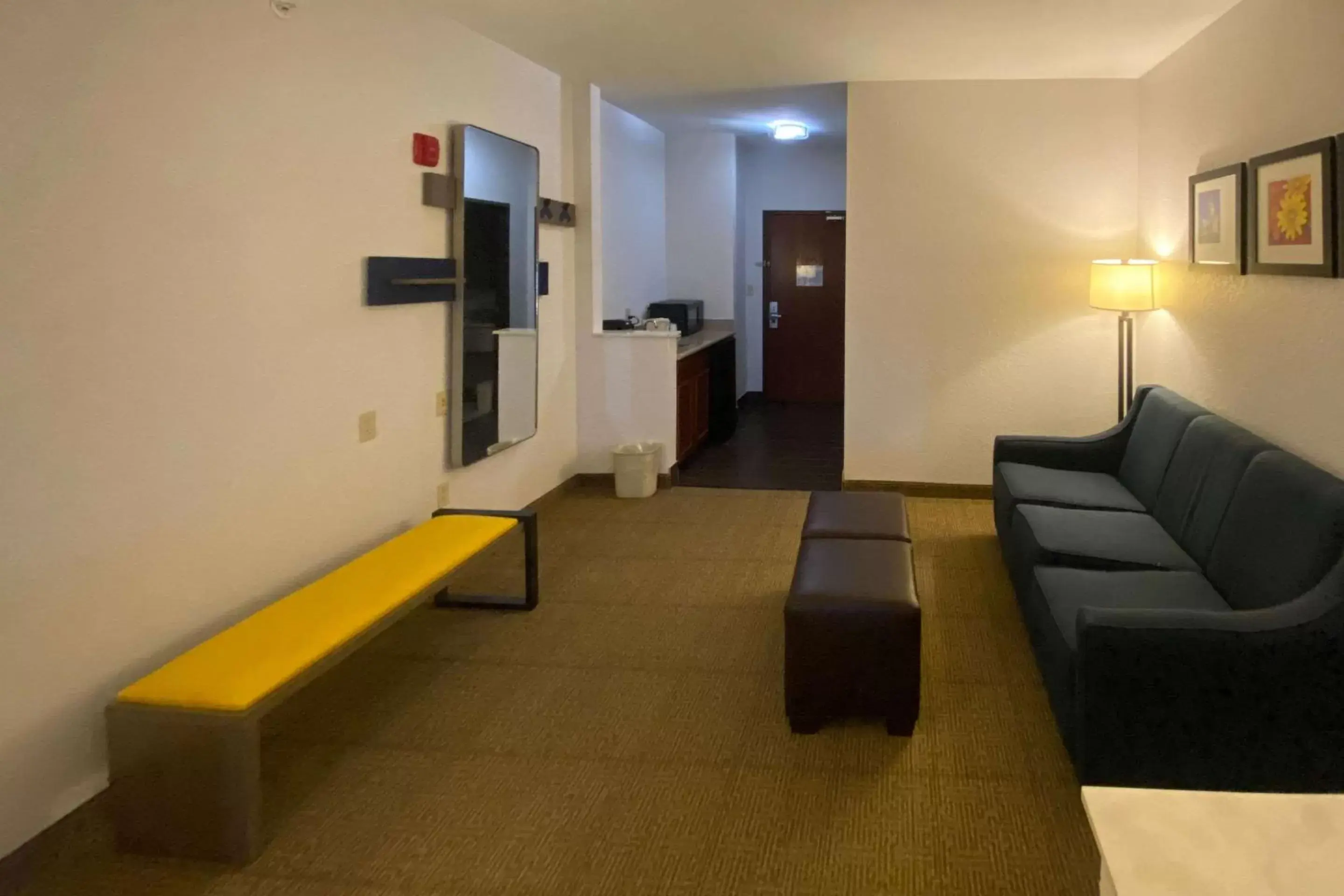 Bedroom, Seating Area in Comfort Suites Round Rock - Austin North I-35