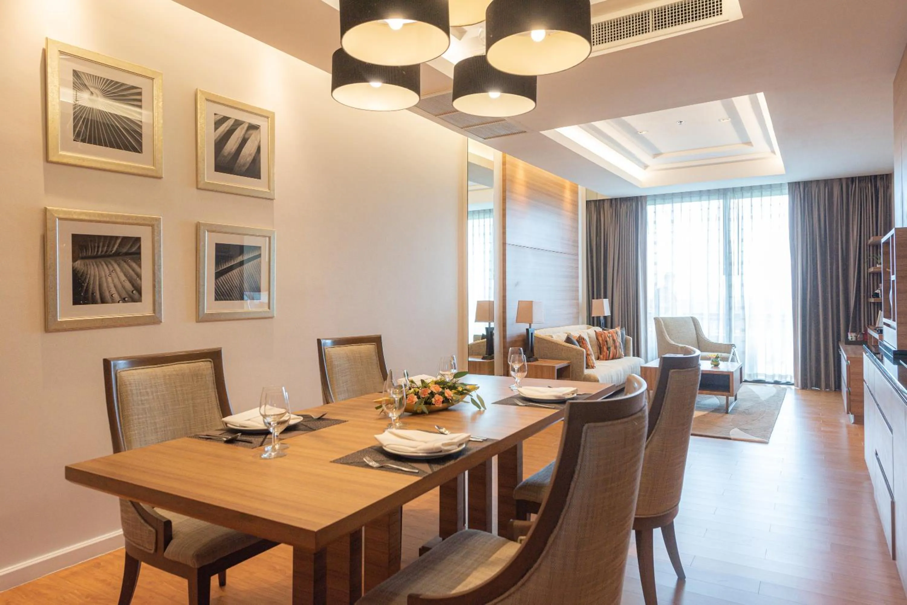 Dining area in Summit Windmill Golf Suite Hotel at Suvarnabhumi