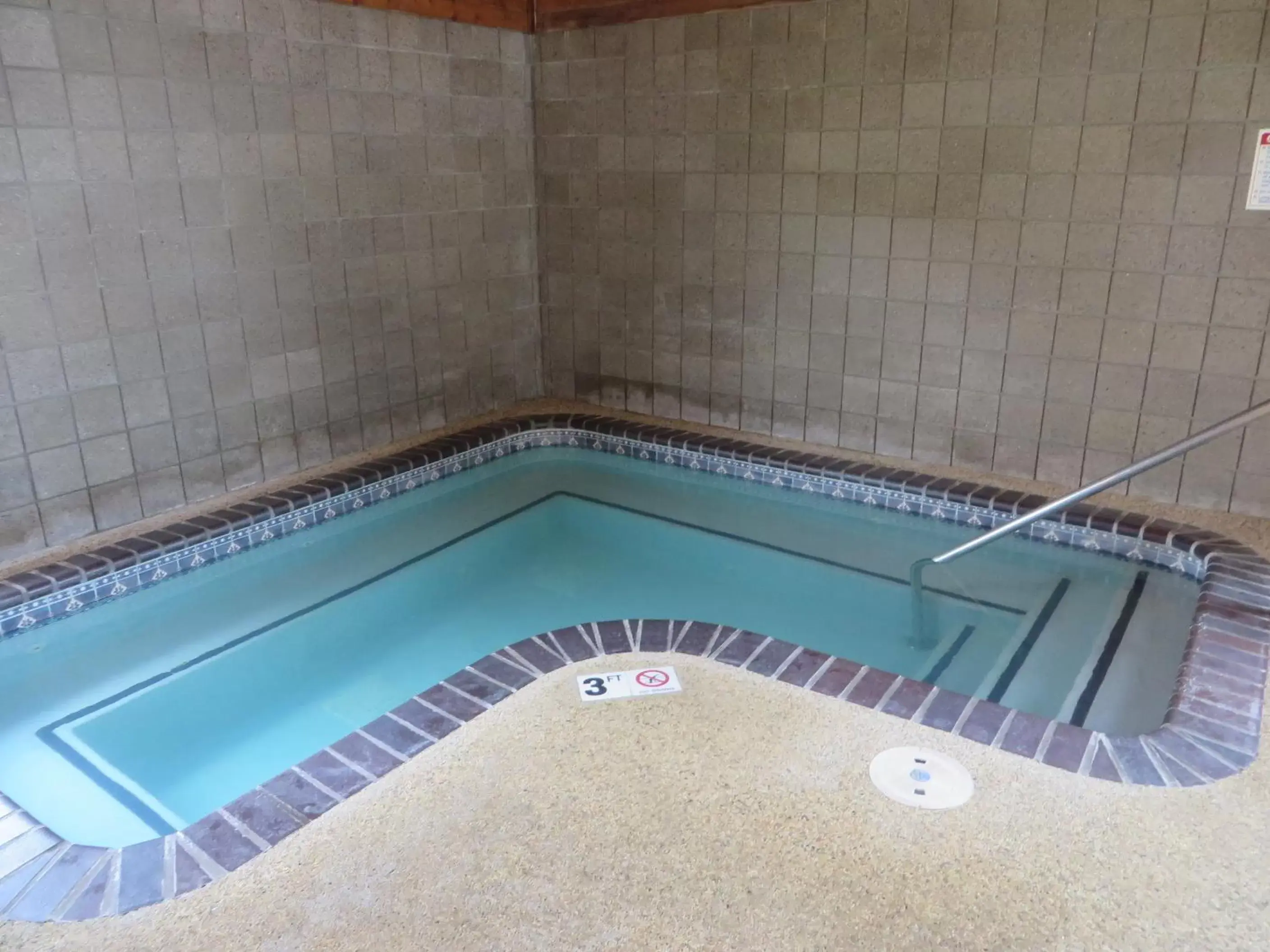 Hot Tub, Swimming Pool in AmericInn by Wyndham Worthington