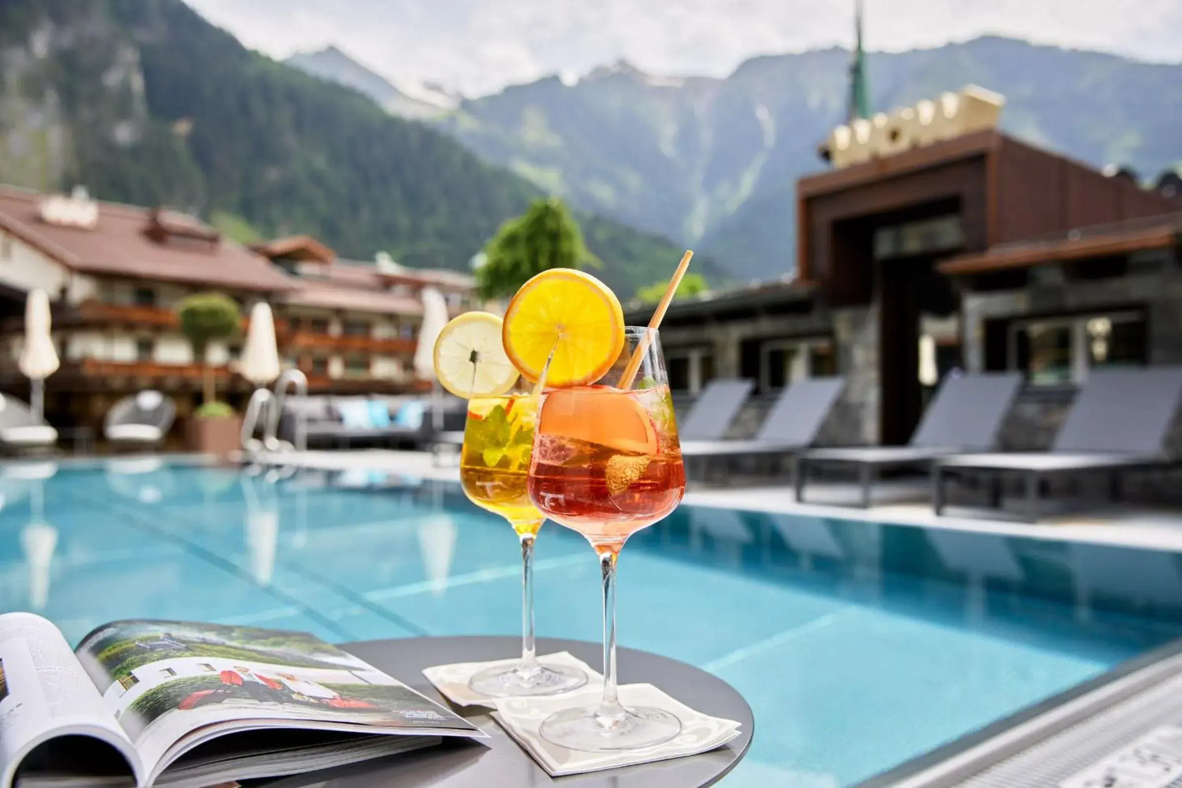 Drinks, Swimming Pool in Hotel Neue Post