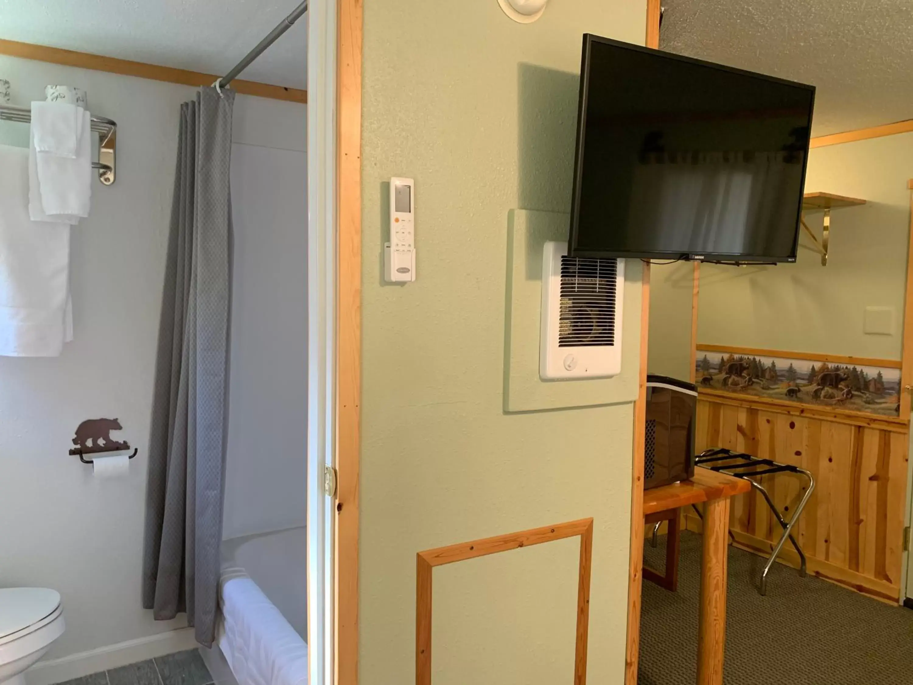 Bathroom, TV/Entertainment Center in Glacier Haven Inn