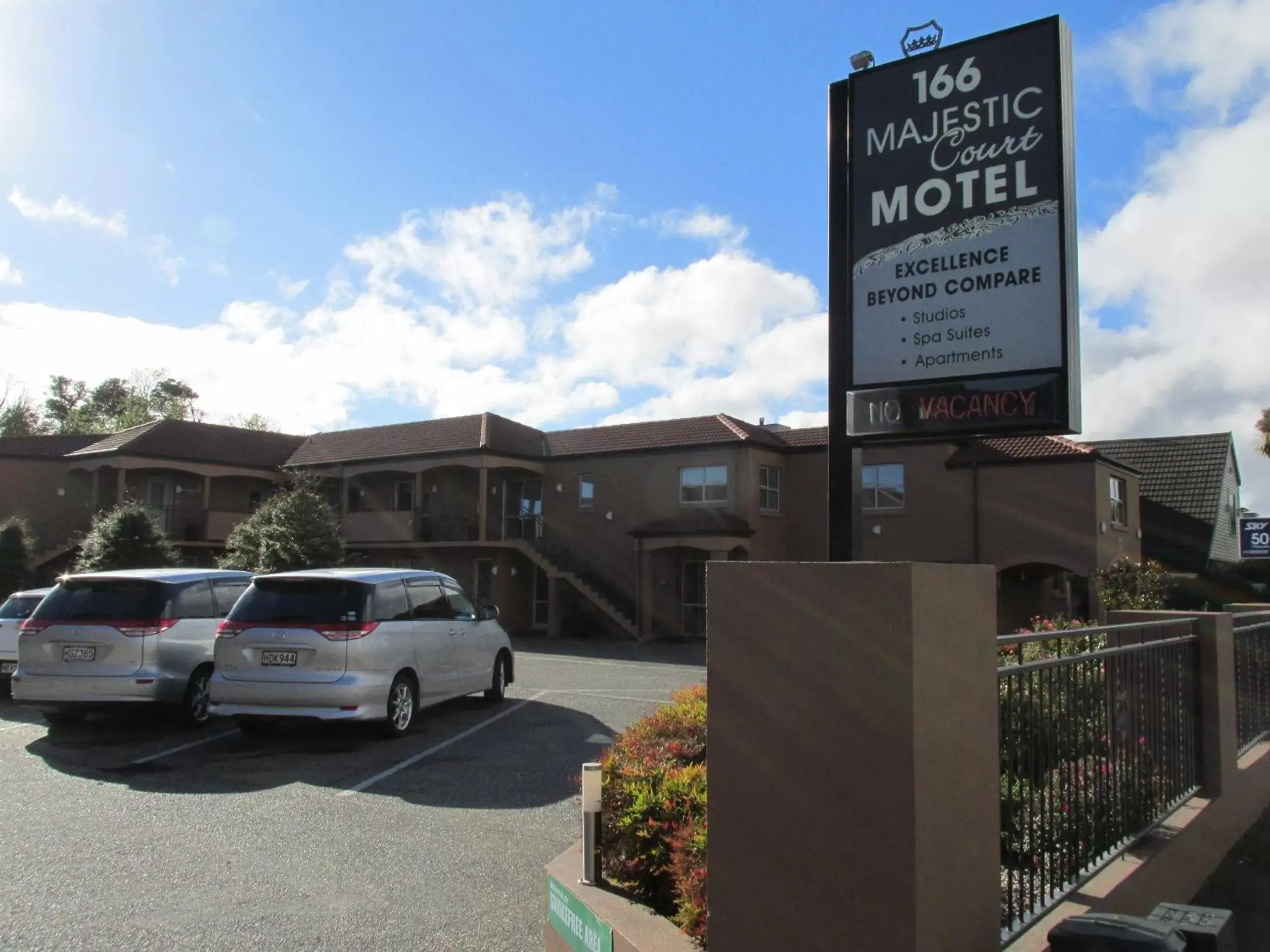 Facade/entrance, Property Building in 166 Majestic Court Motel