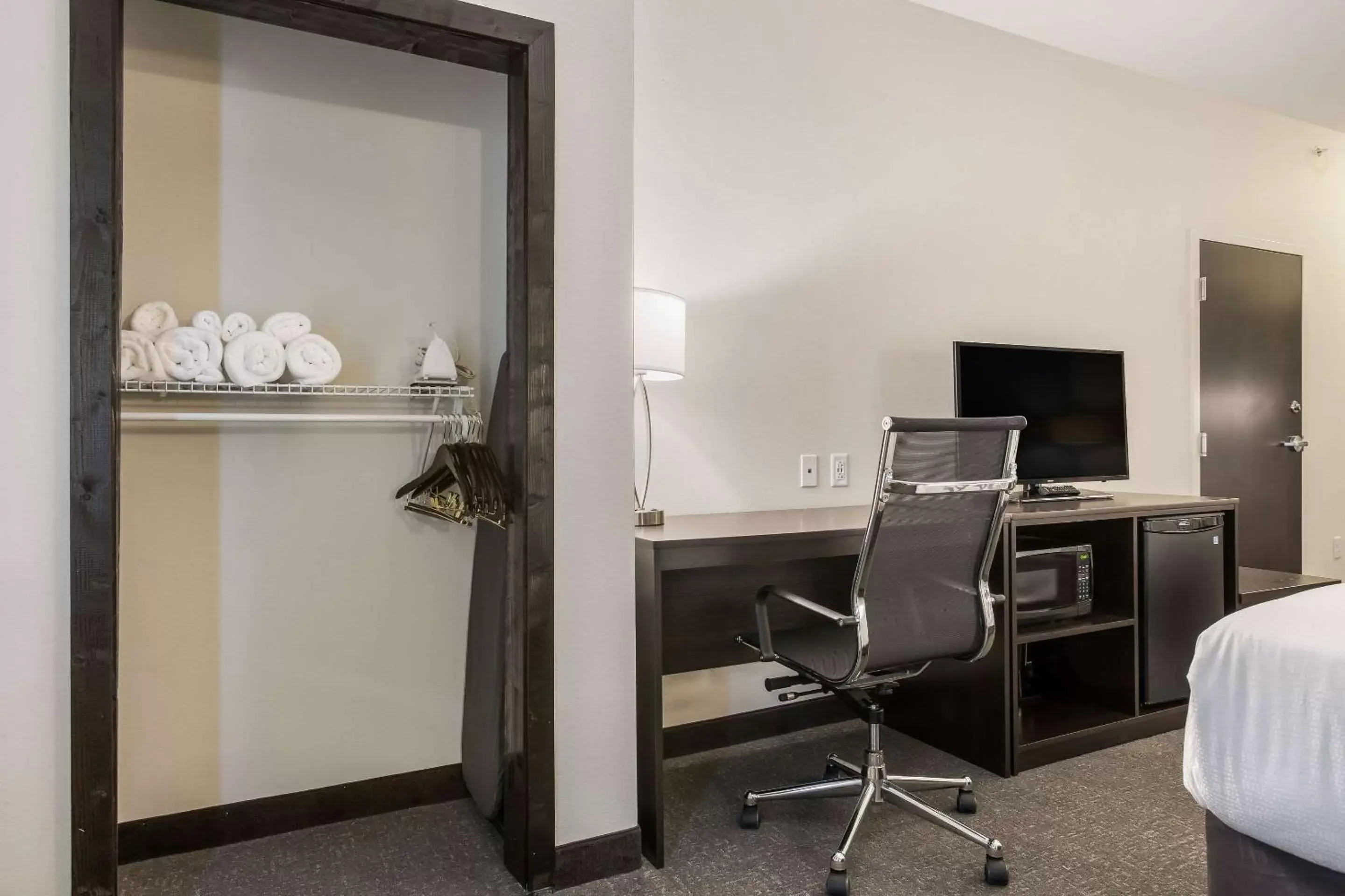 Photo of the whole room, TV/Entertainment Center in Sleep Inn & Suites Webb City