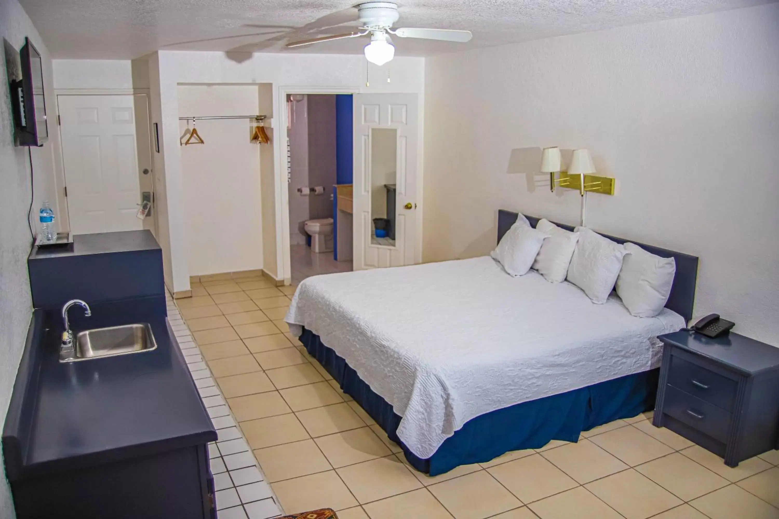 Photo of the whole room, Bed in Playa Inn Rocky Point