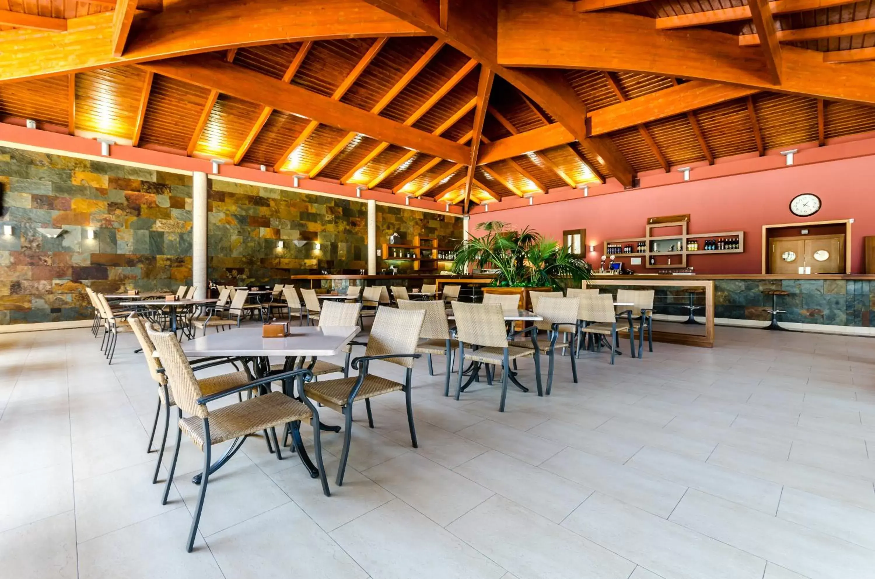 Lounge or bar, Restaurant/Places to Eat in El Plantío Golf Resort