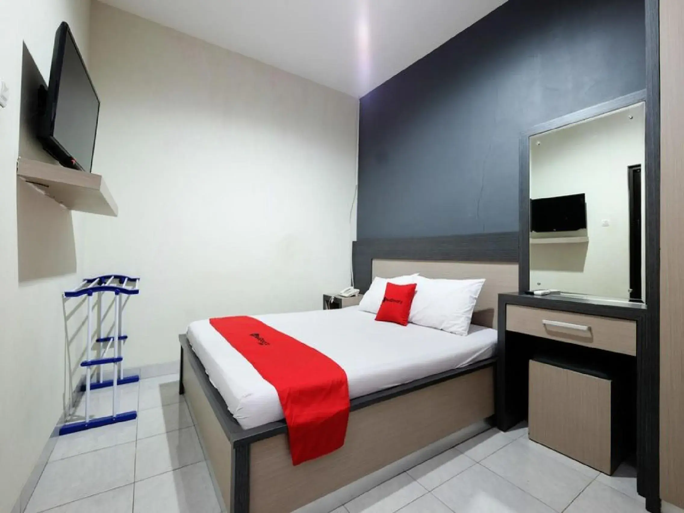 Bedroom, Bed in RedDoorz near Moro Mall Purwokerto