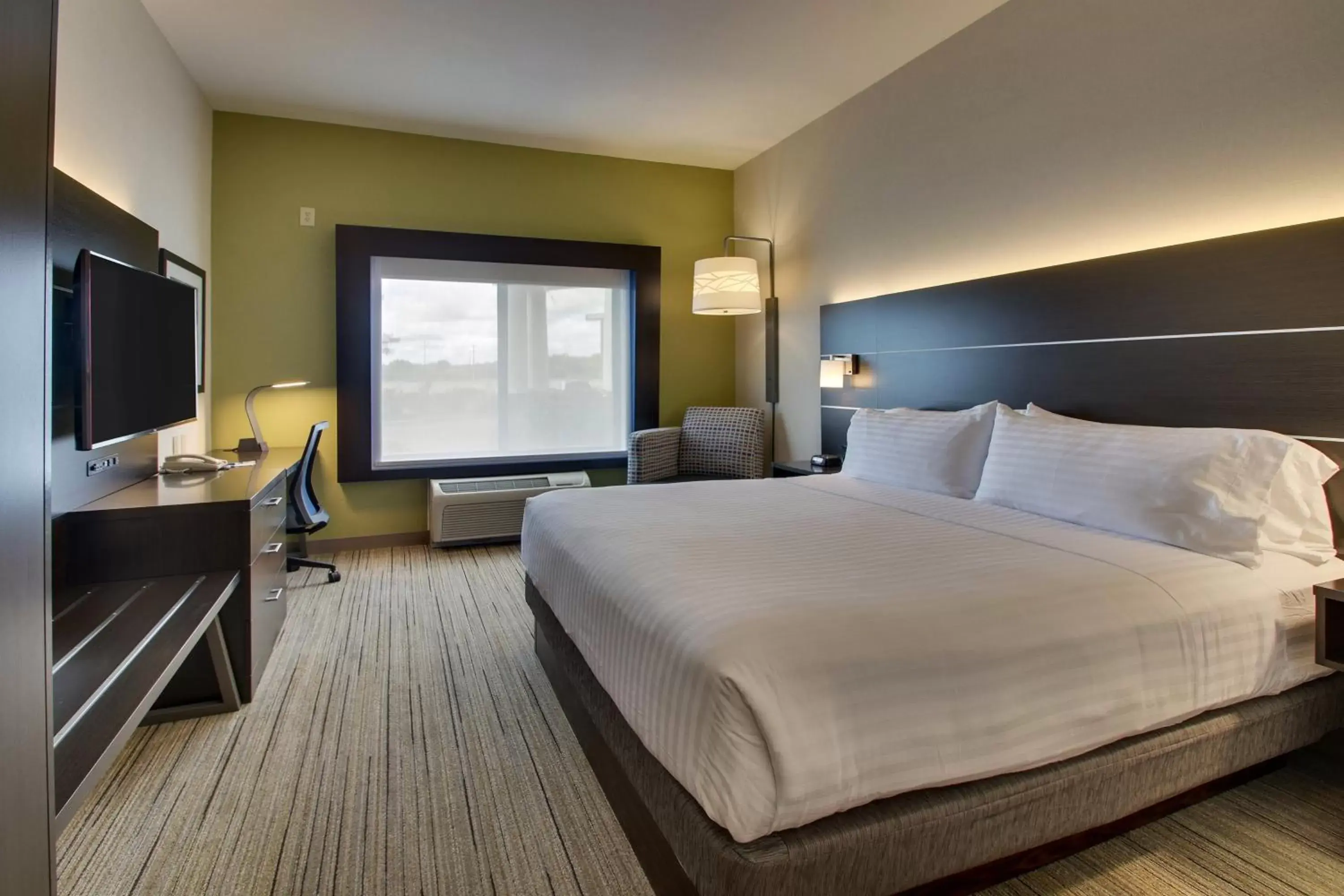 Photo of the whole room, Bed in Holiday Inn Express Hotel & Suites Morris, an IHG Hotel