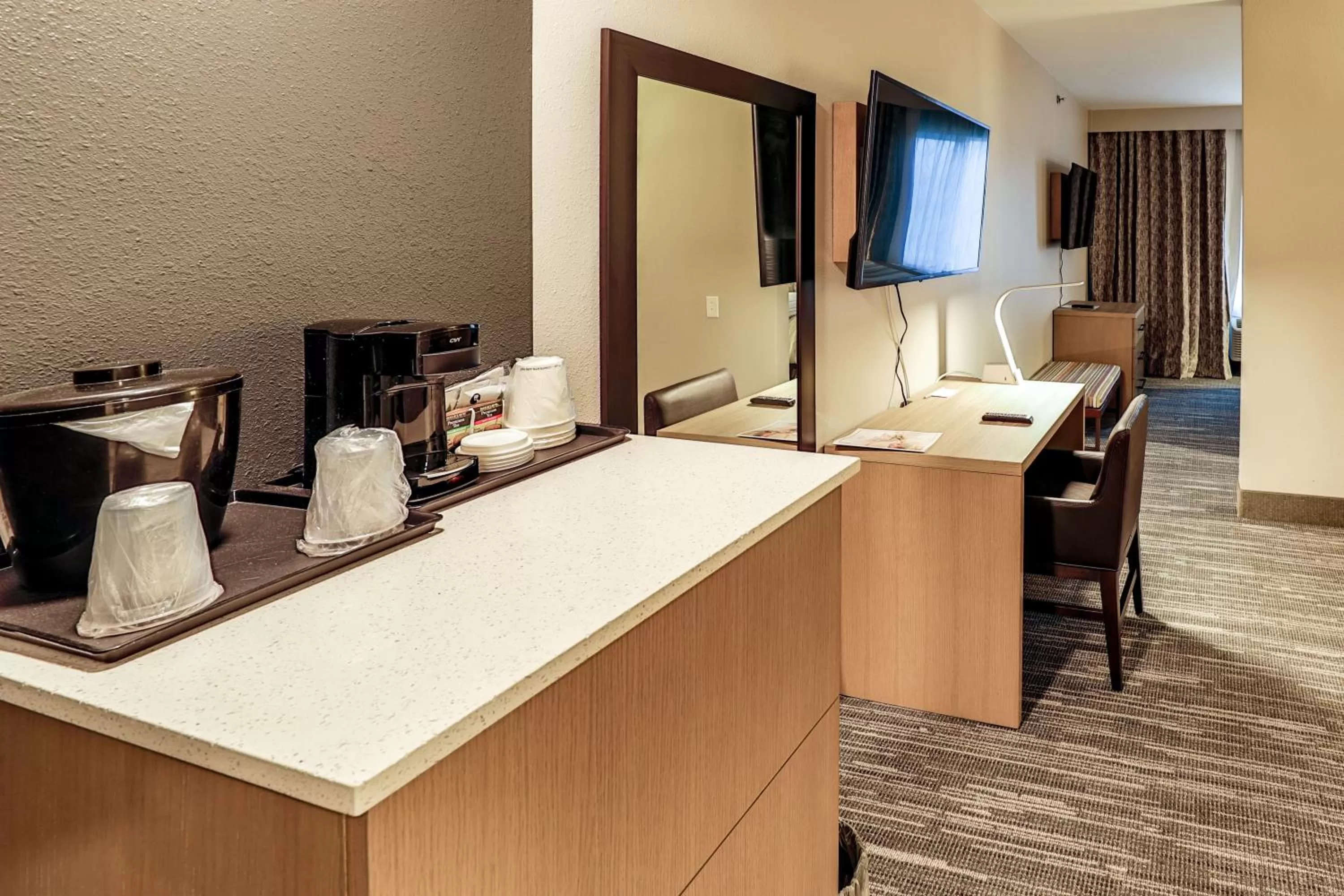 TV and multimedia, Bed in Country Inn & Suites by Radisson Nashville Airport TN