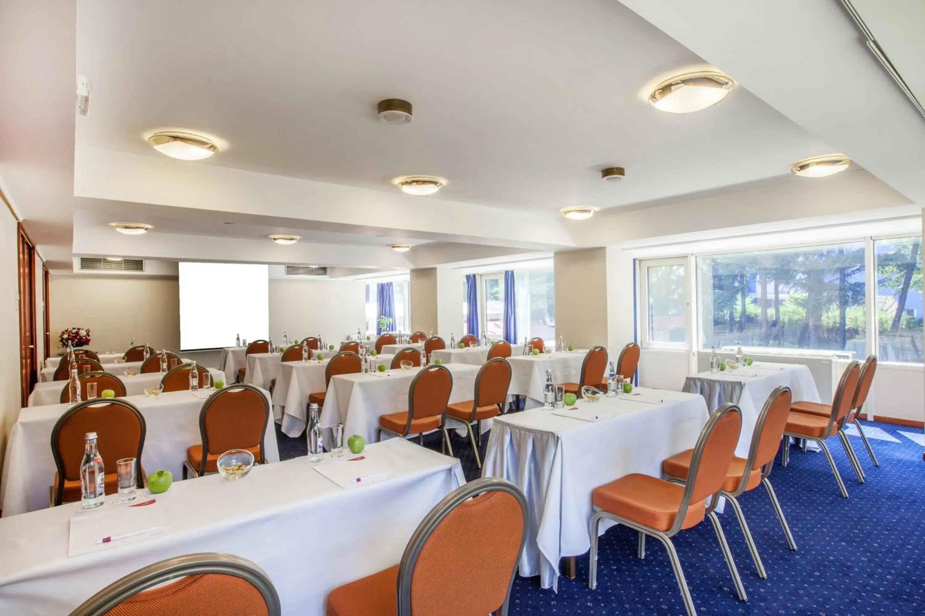 Meeting/conference room, Restaurant/Places to Eat in Crowne Plaza Bucharest, an IHG Hotel