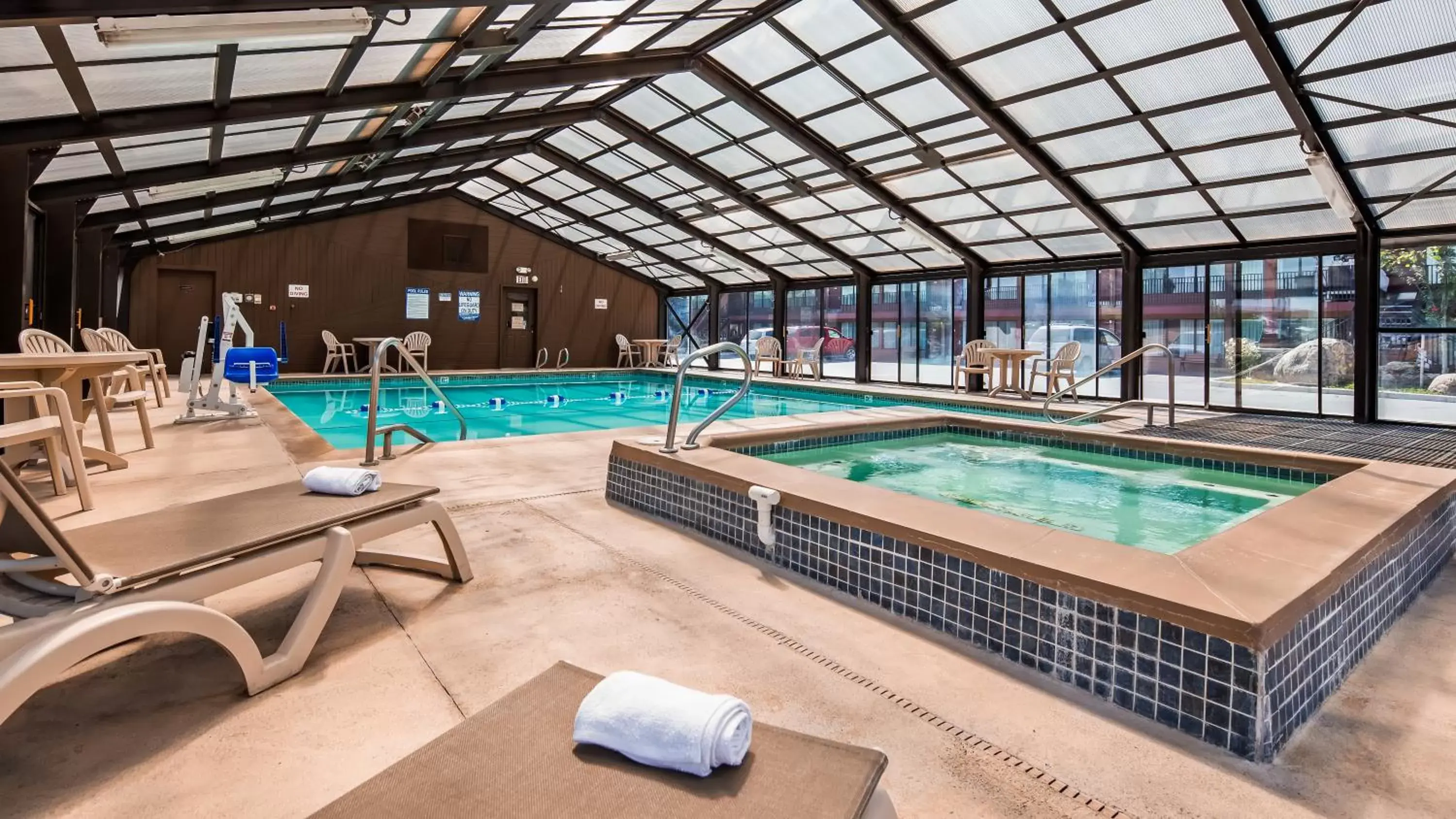 Swimming Pool in Best Western Paradise Inn