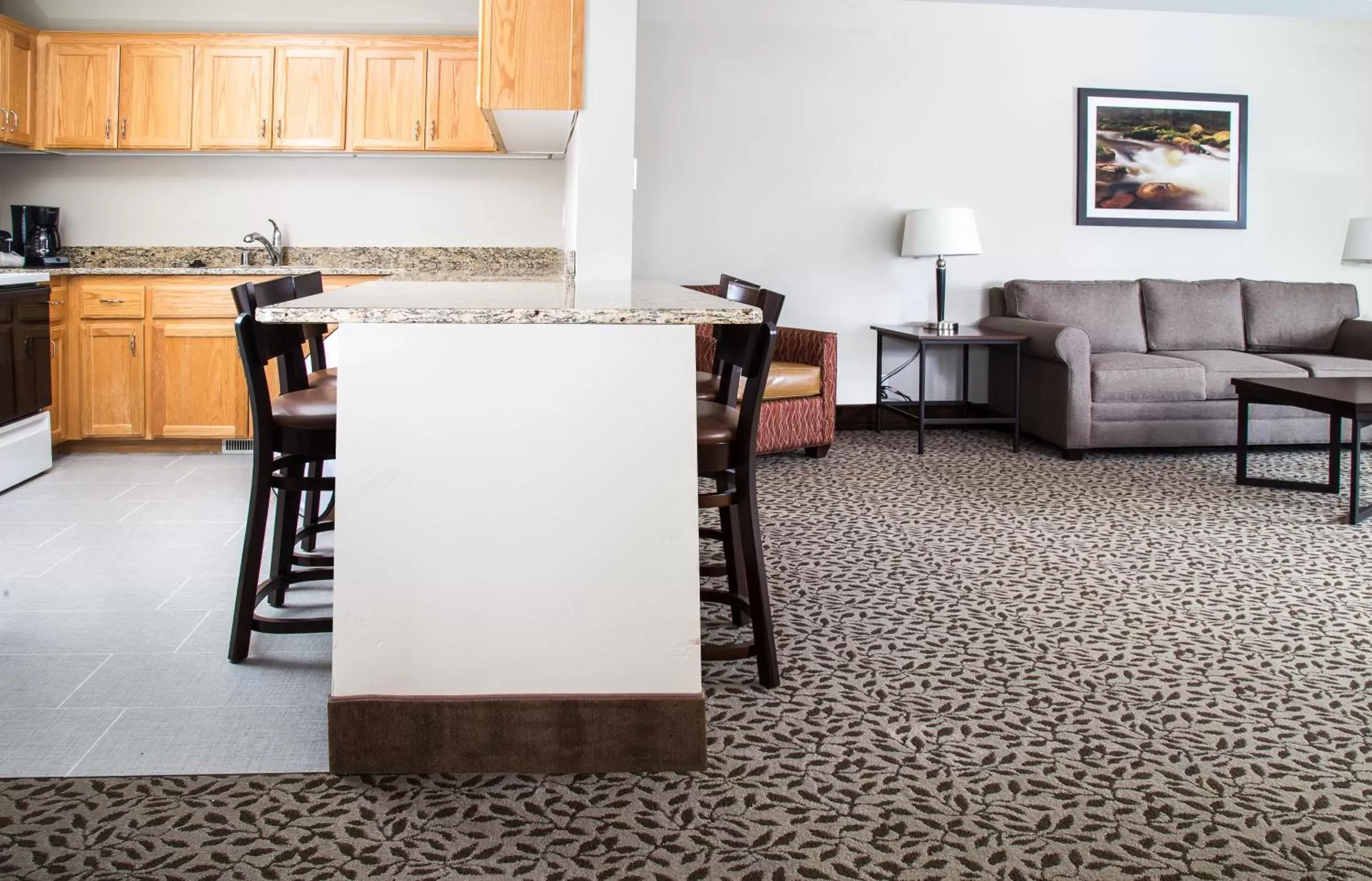 Kitchen/Kitchenette in Gray Wolf Inn & Suites